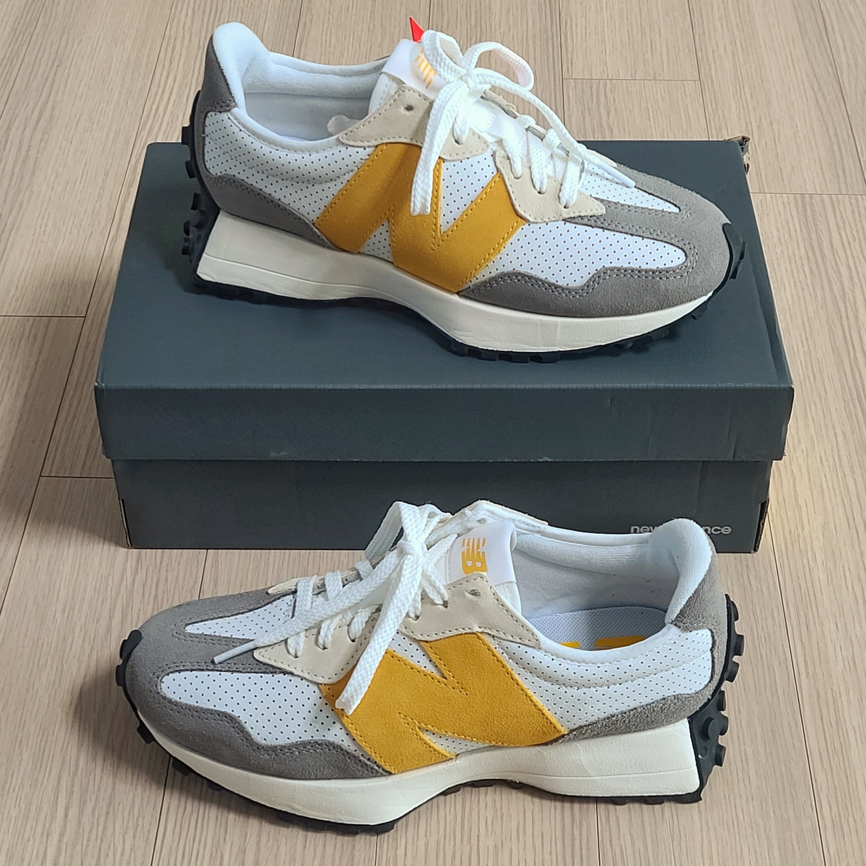 New Balance 327 Grey Yellow - JD Sports Exclusive 착용 스타일