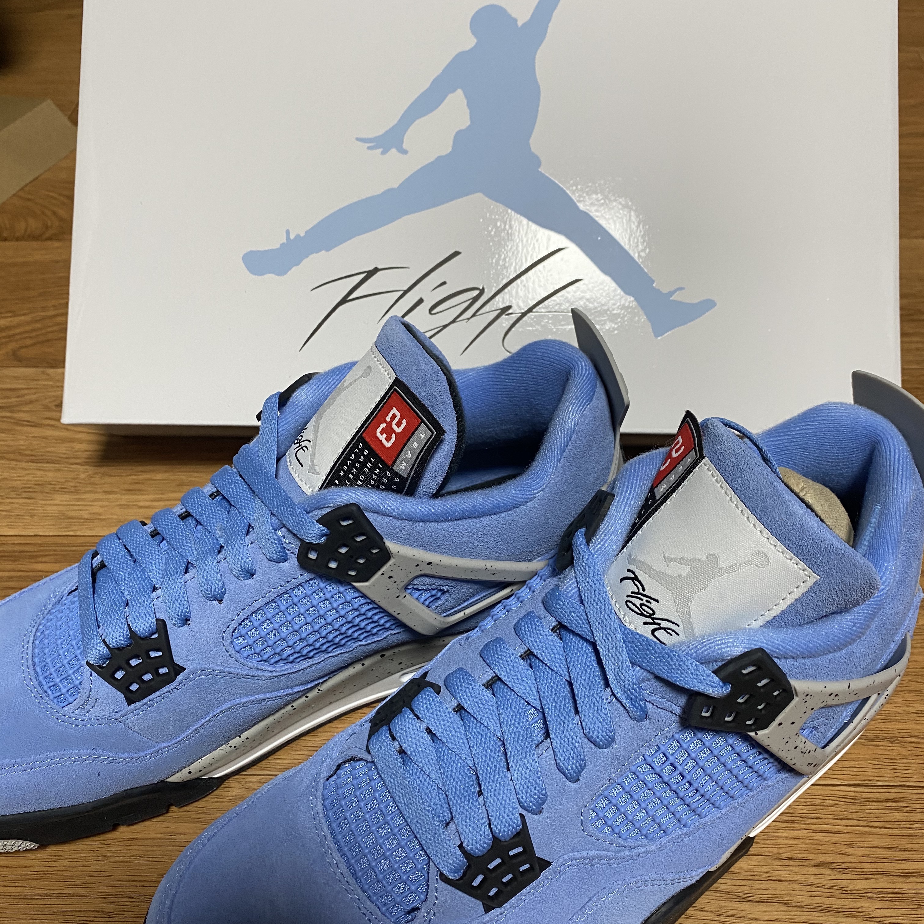 Jordan 4 Retro University Blue 착용 스타일 - 1