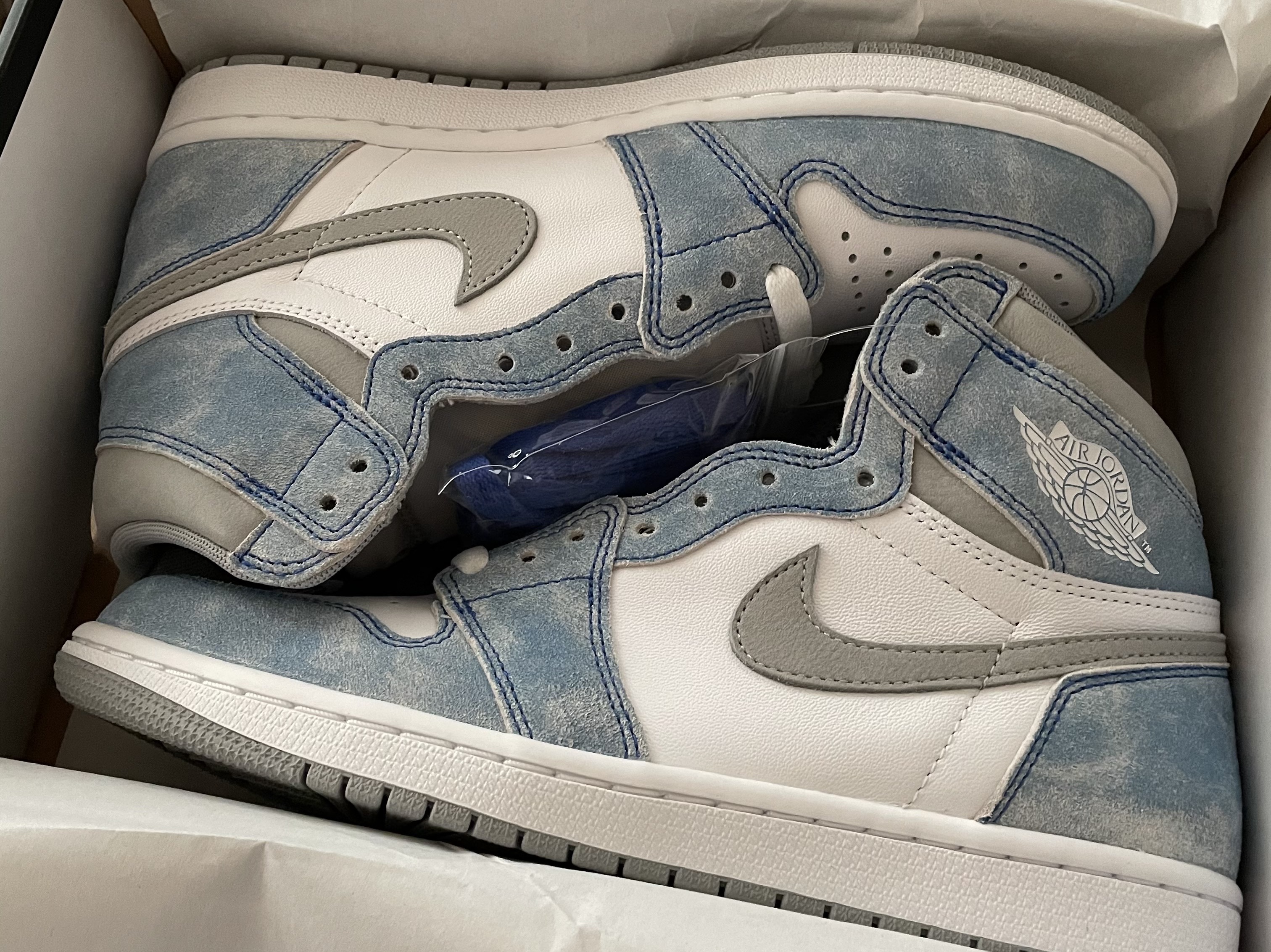 Jordan 1 Retro High OG Hyper Royal 착용 스타일