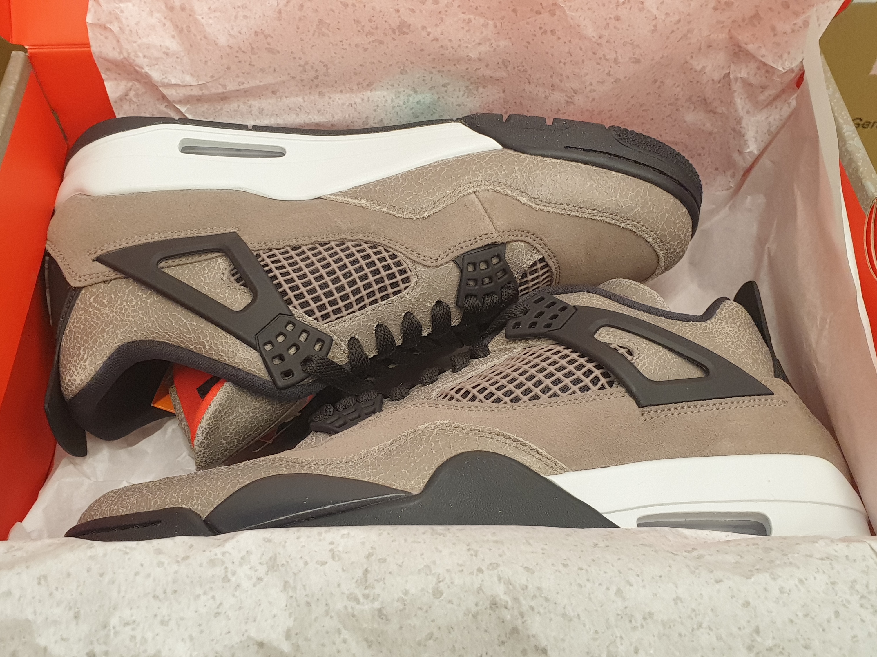 Jordan 4 Retro Taupe Haze 착용 스타일