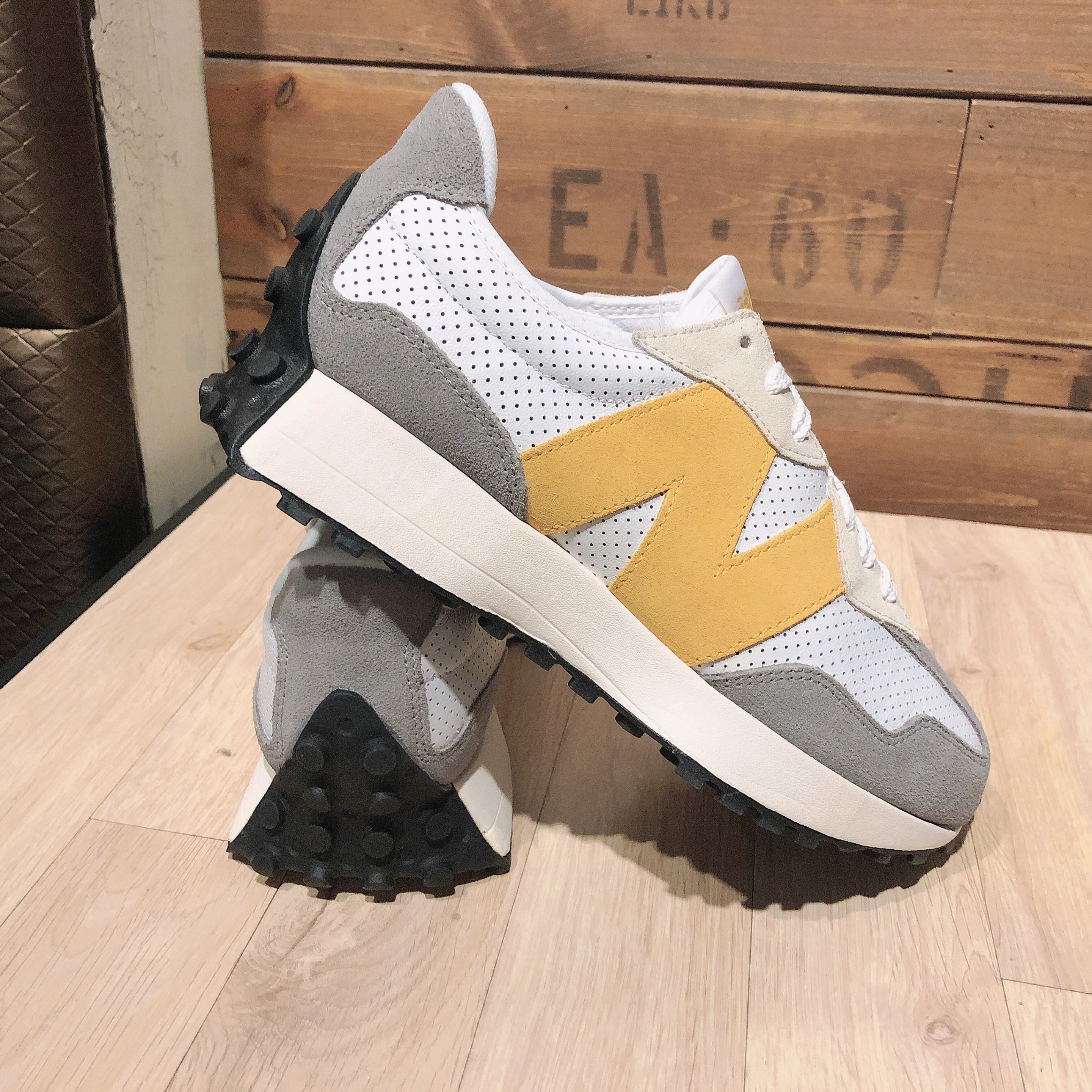 New Balance 327 Grey Yellow - JD Sports Exclusive 착용 스타일 - 1