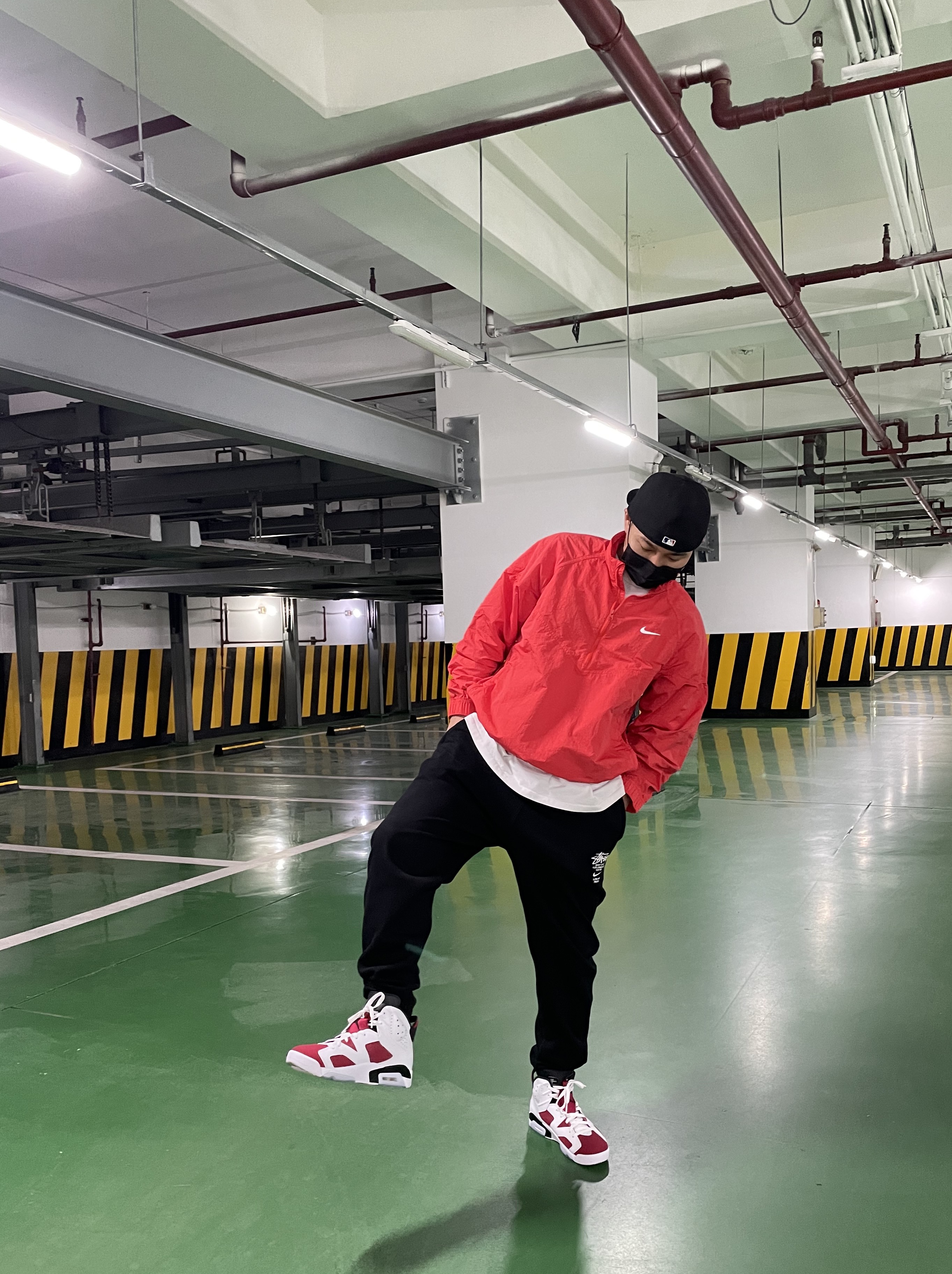 Jordan 6 Retro Carmine 2021, Nike x Stussy Windrunner Jacket Habanero Red 착용 스타일 - 3