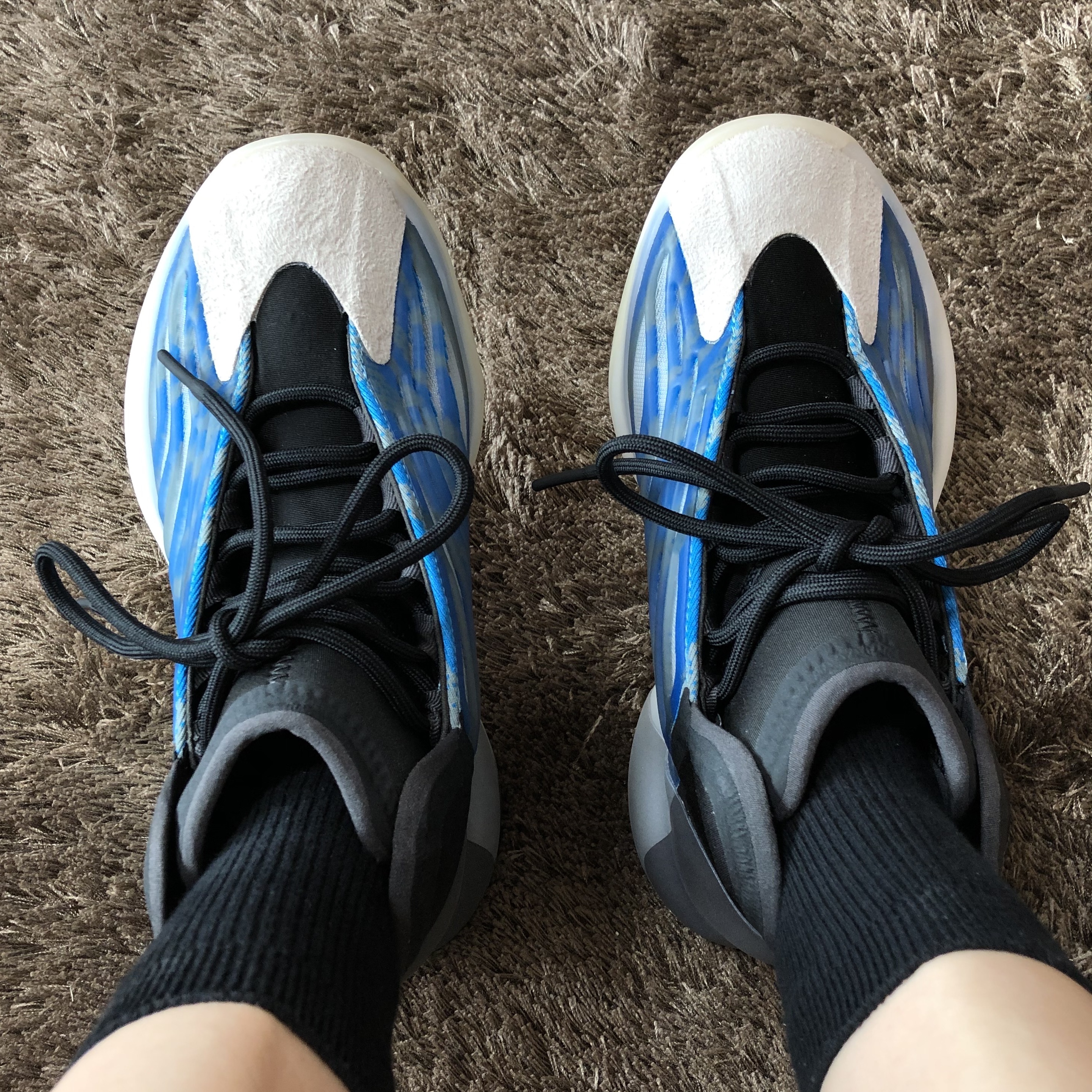 Adidas Yeezy QNTM Frozen Blue 착용 스타일 - 2