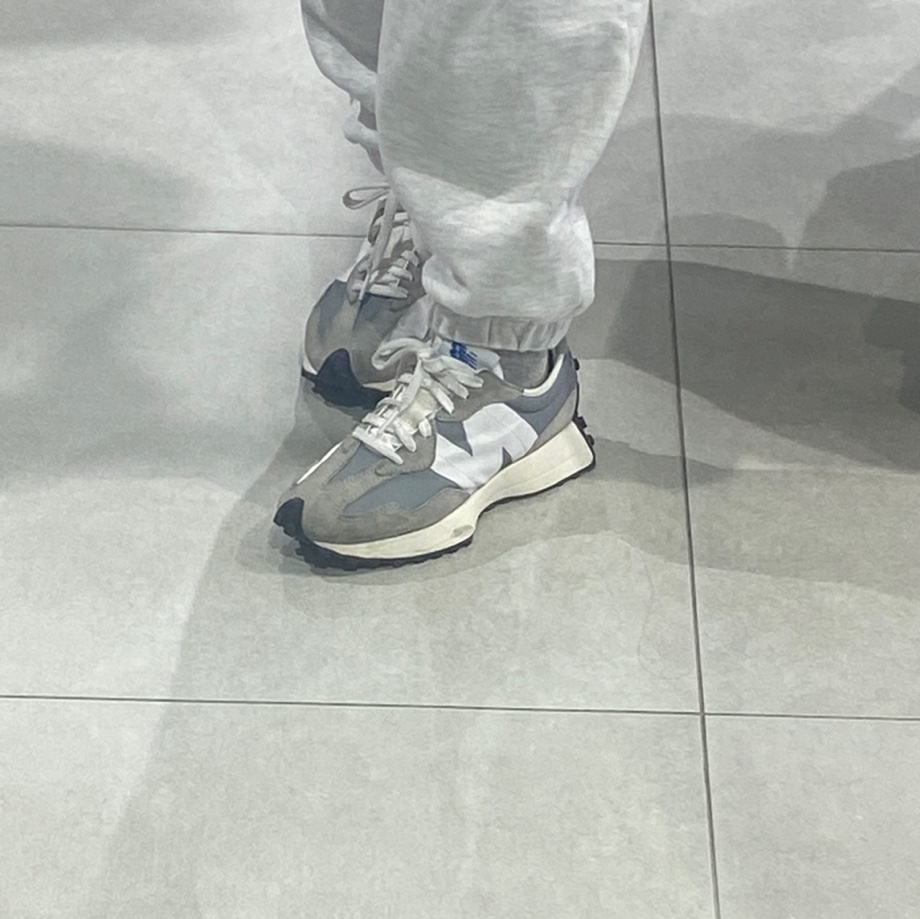 New Balance 327 Grey 착용 스타일