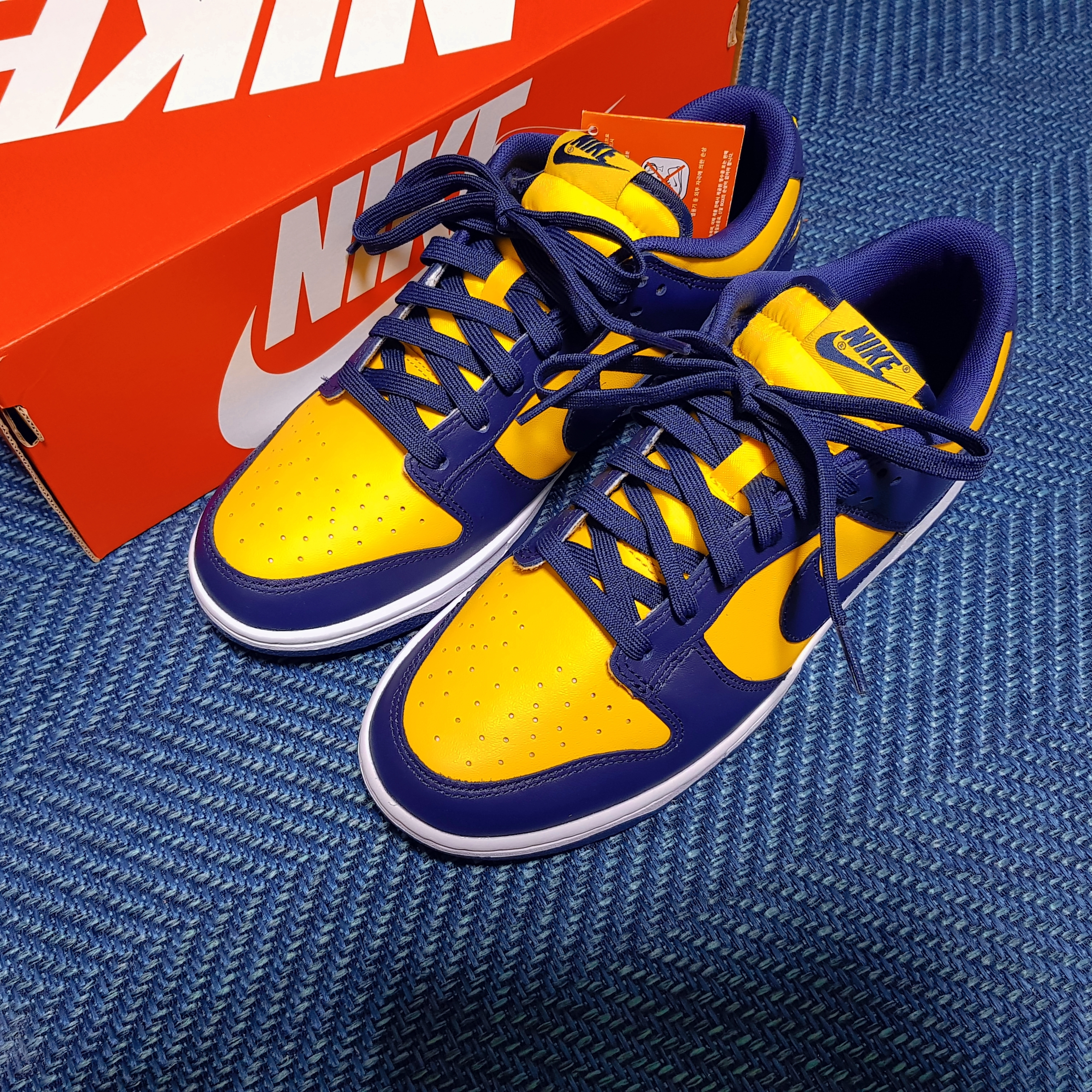 Nike Dunk Low Retro Varsity Maize, Nike Dunk Low Retro Black 착용 스타일 - 1