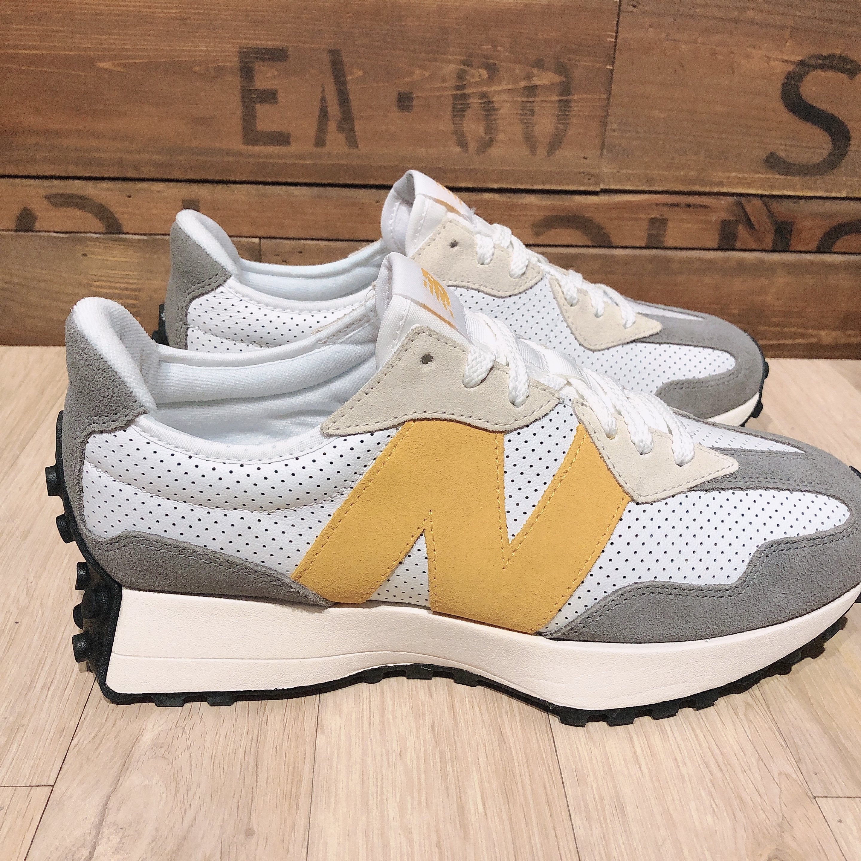 New Balance 327 Grey Yellow - JD Sports Exclusive 착용 스타일 - 4