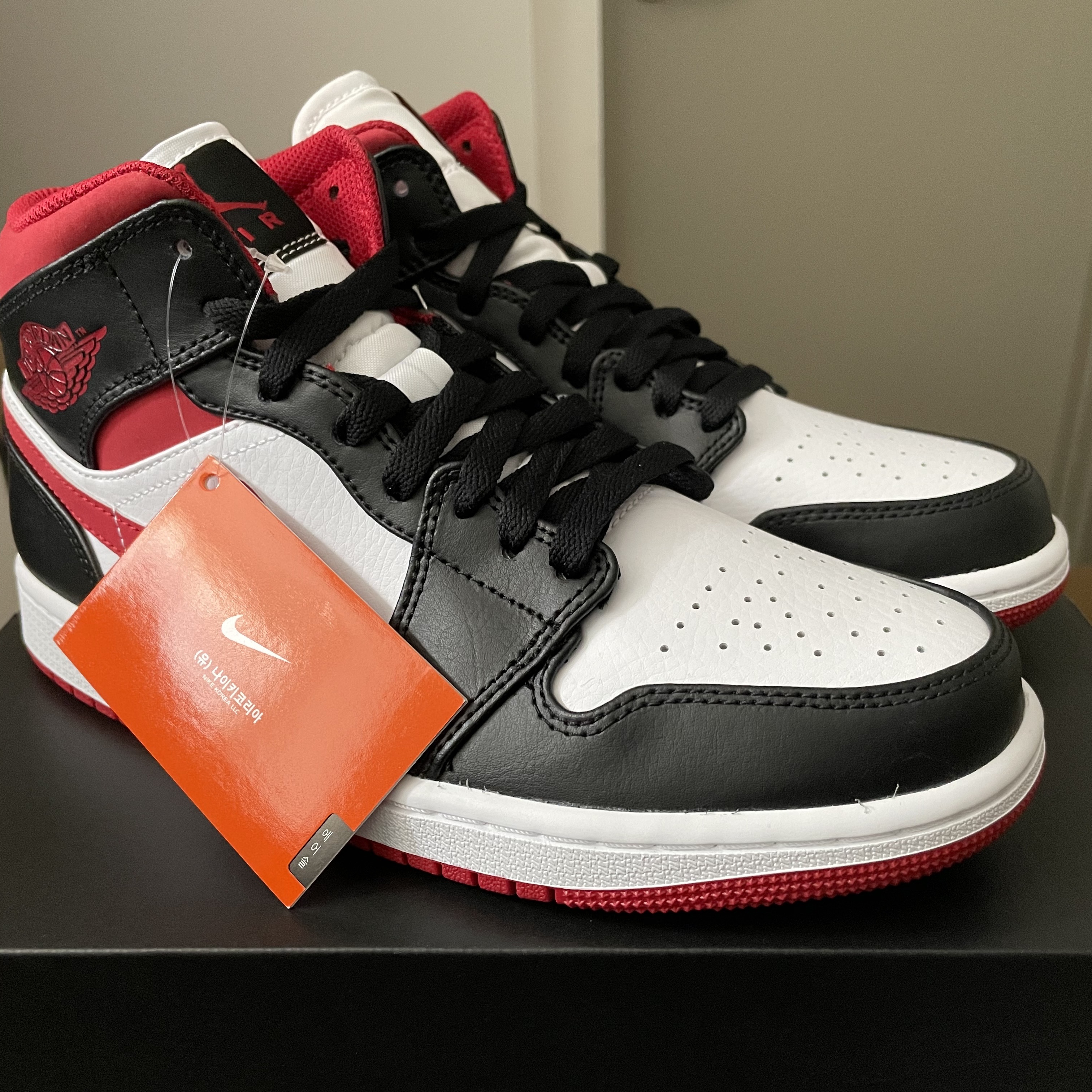 Jordan 1 Mid Gym Red Black White 착용 스타일 - 3