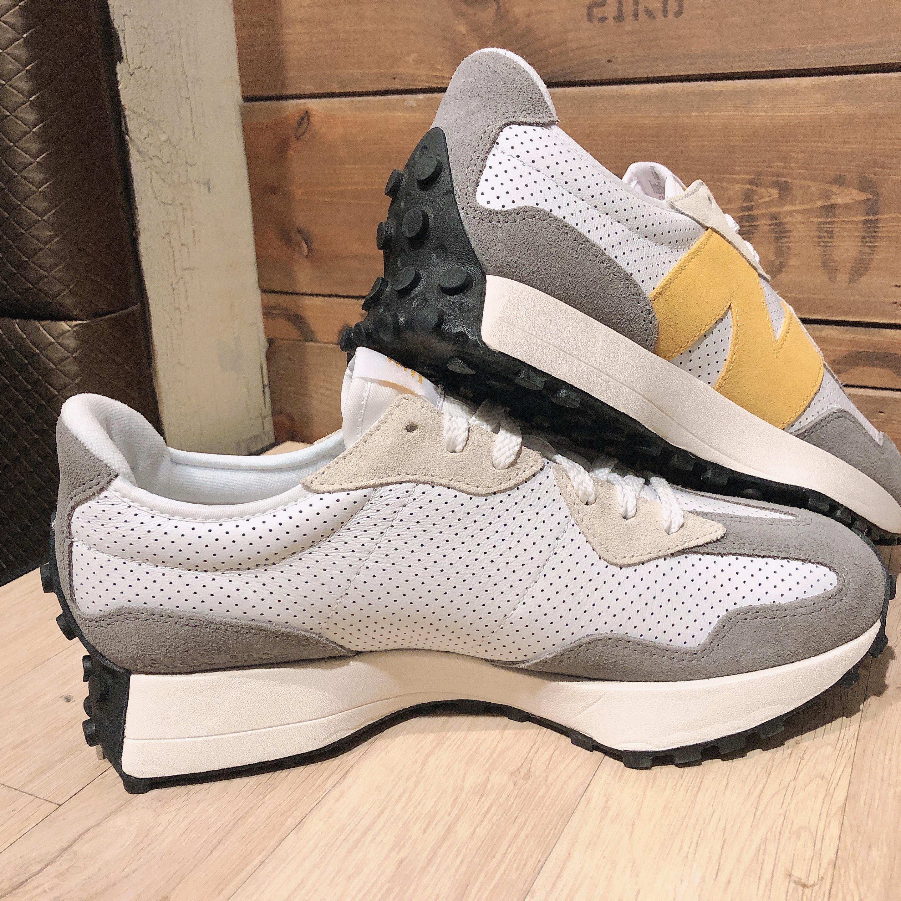 New Balance 327 Grey Yellow - JD Sports Exclusive 착용 스타일 - 3