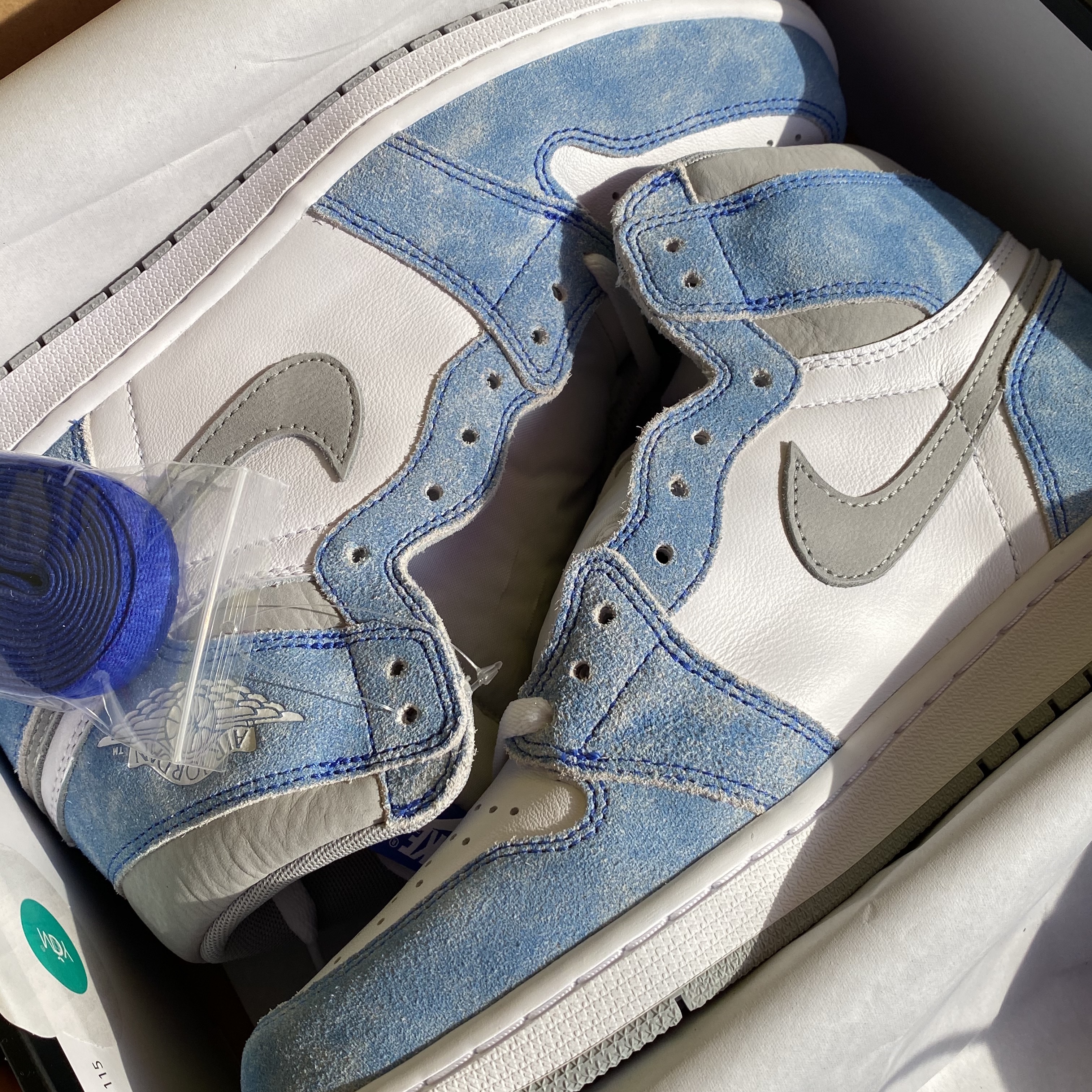 Jordan 1 Retro High OG Hyper Royal 착용 스타일