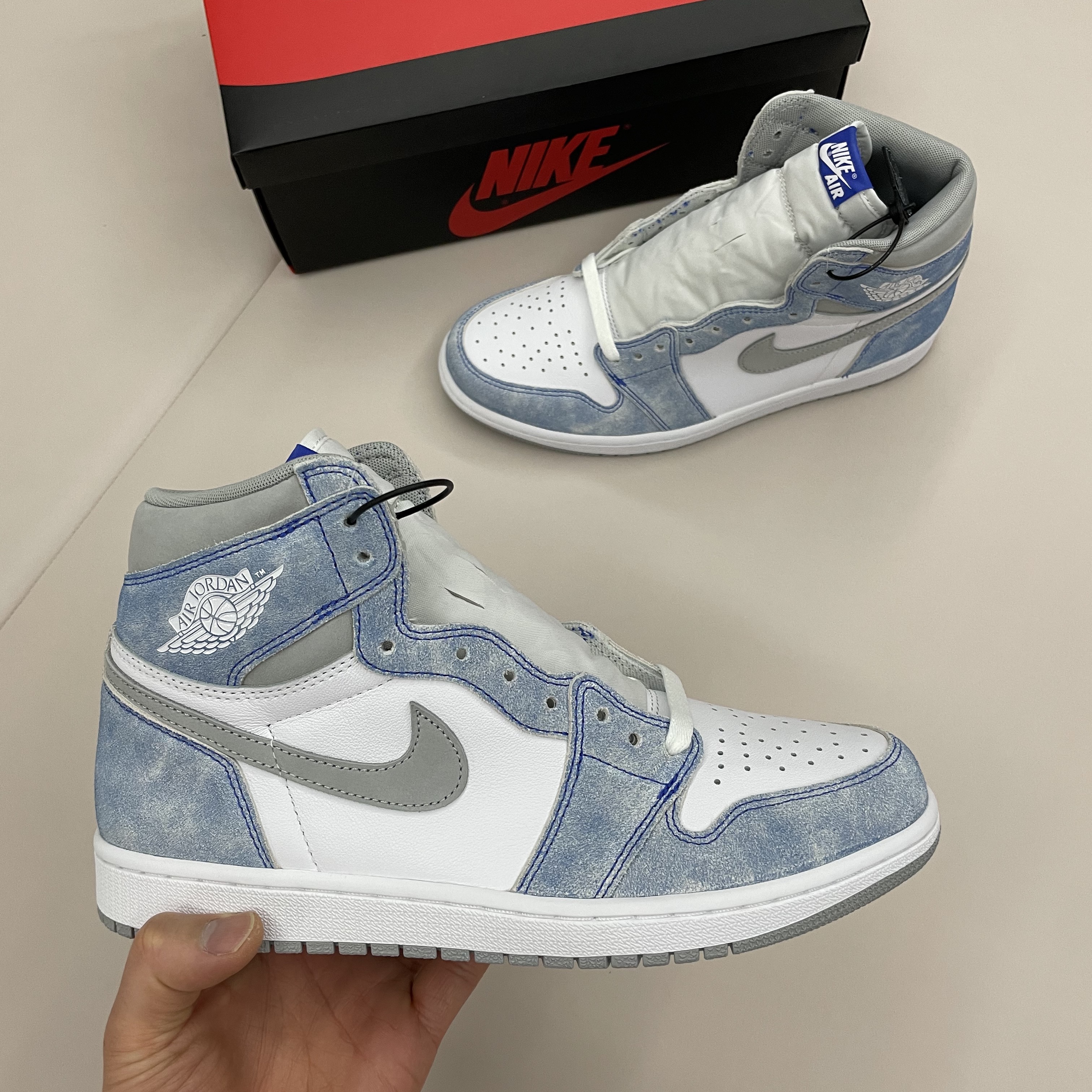 Jordan 1 Retro High OG Hyper Royal ์ฐฉ์ฉ ์คํ์ผ
