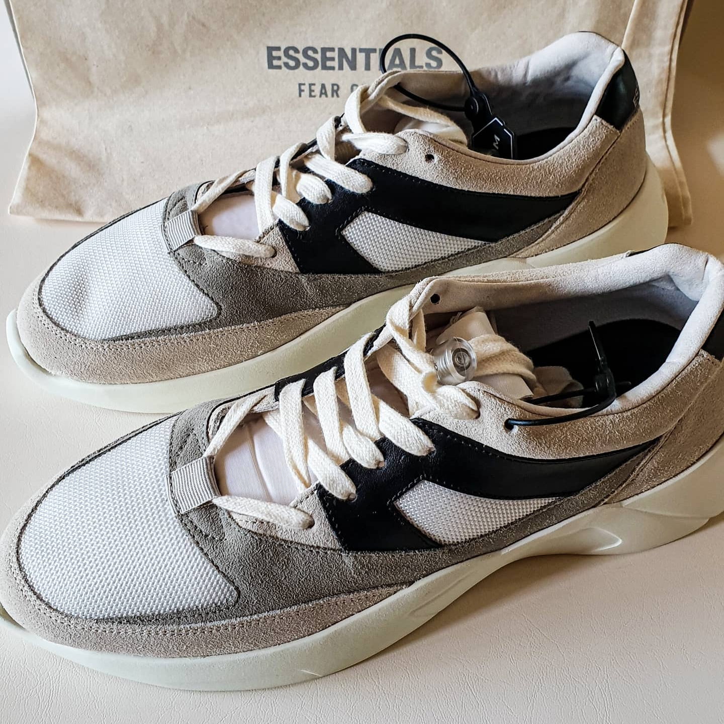 Essentials Distance Sneakers Cream Grey Black 착용 스타일 - 2