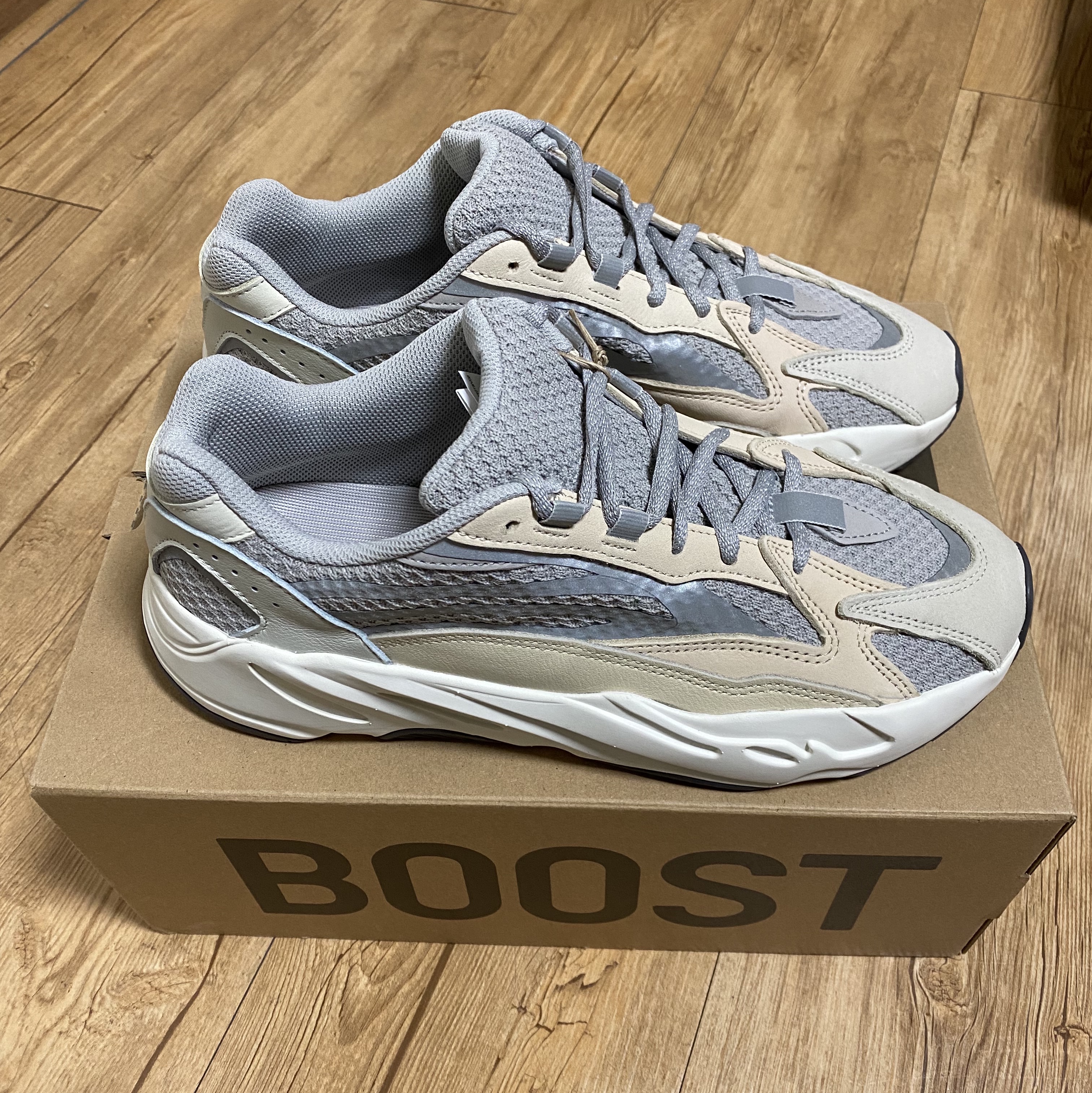 Adidas Yeezy Boost 700 V2 Cream 착용 스타일 - 3