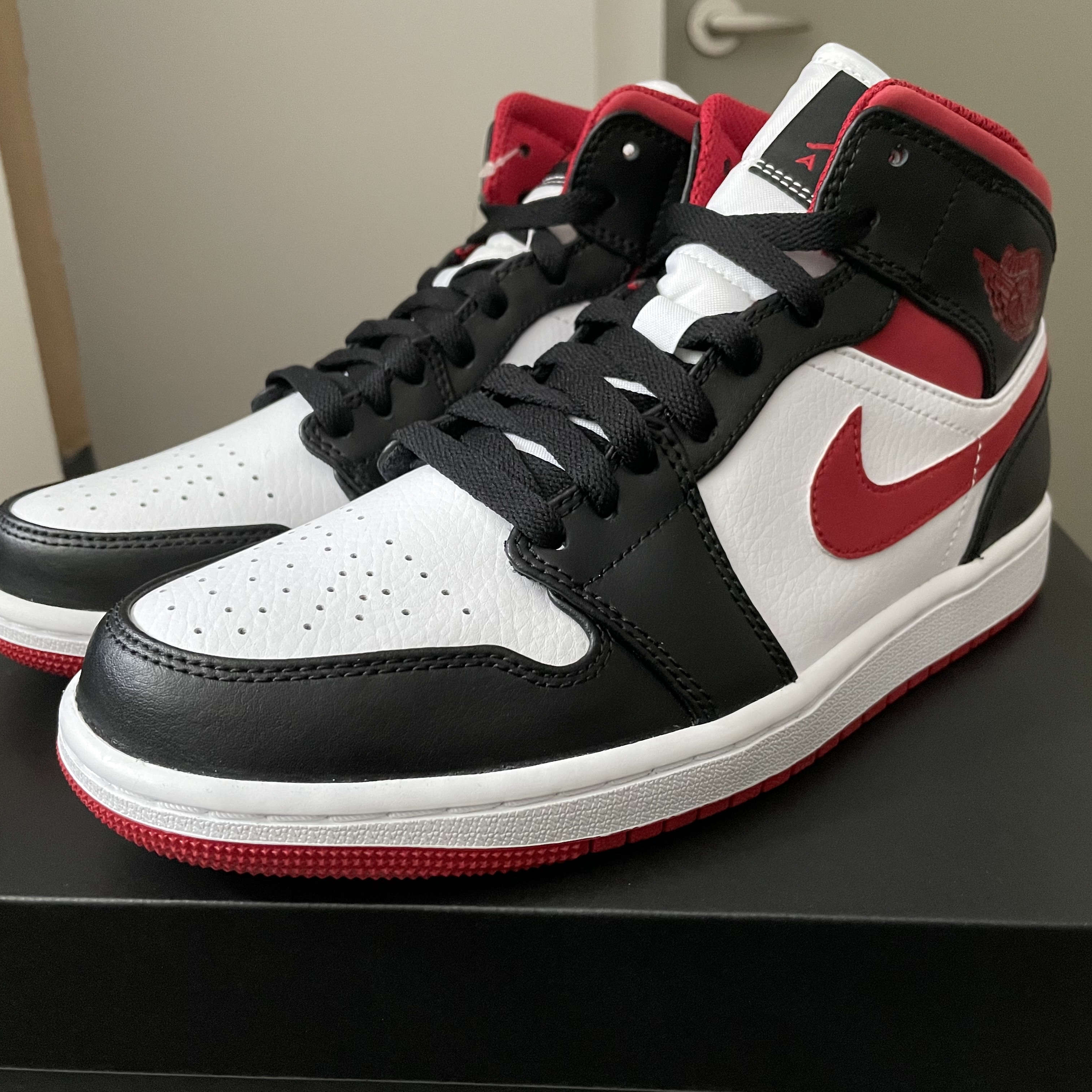 Jordan 1 Mid Gym Red Black White 착용 스타일 - 2