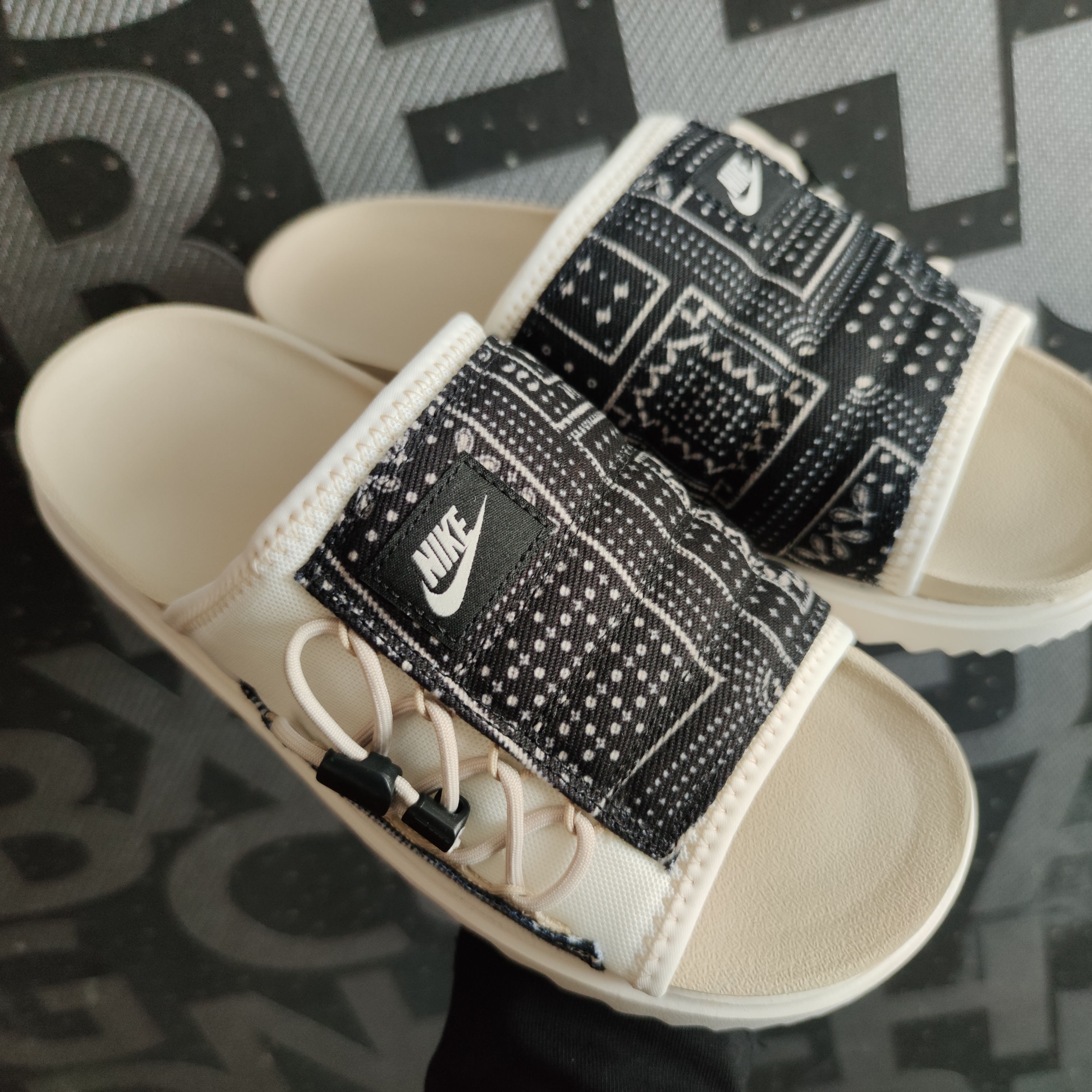Nike Asuna Slide Pale Ivory Rattan 착용 스타일 - 1