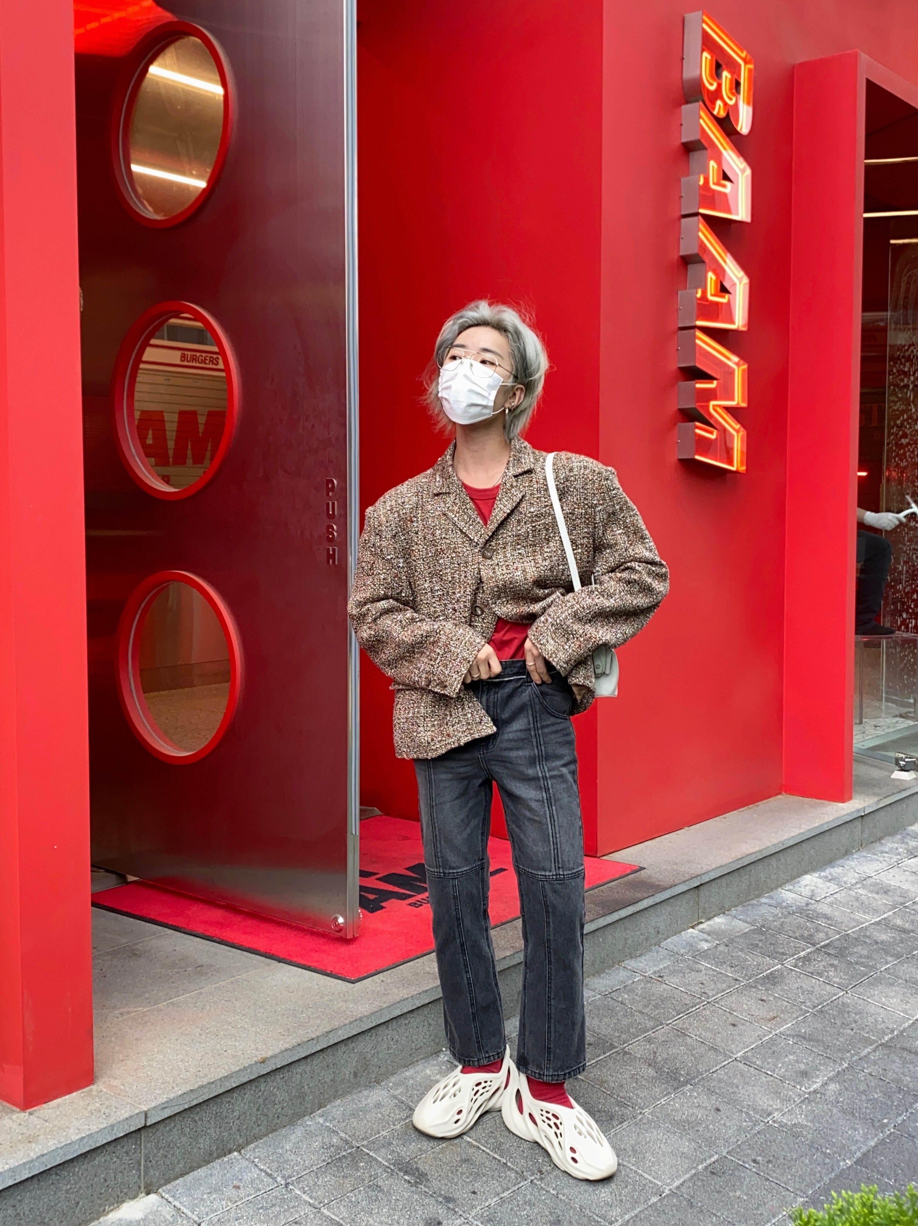 Adidas Yeezy Foam RNNR Sand 착용 스타일