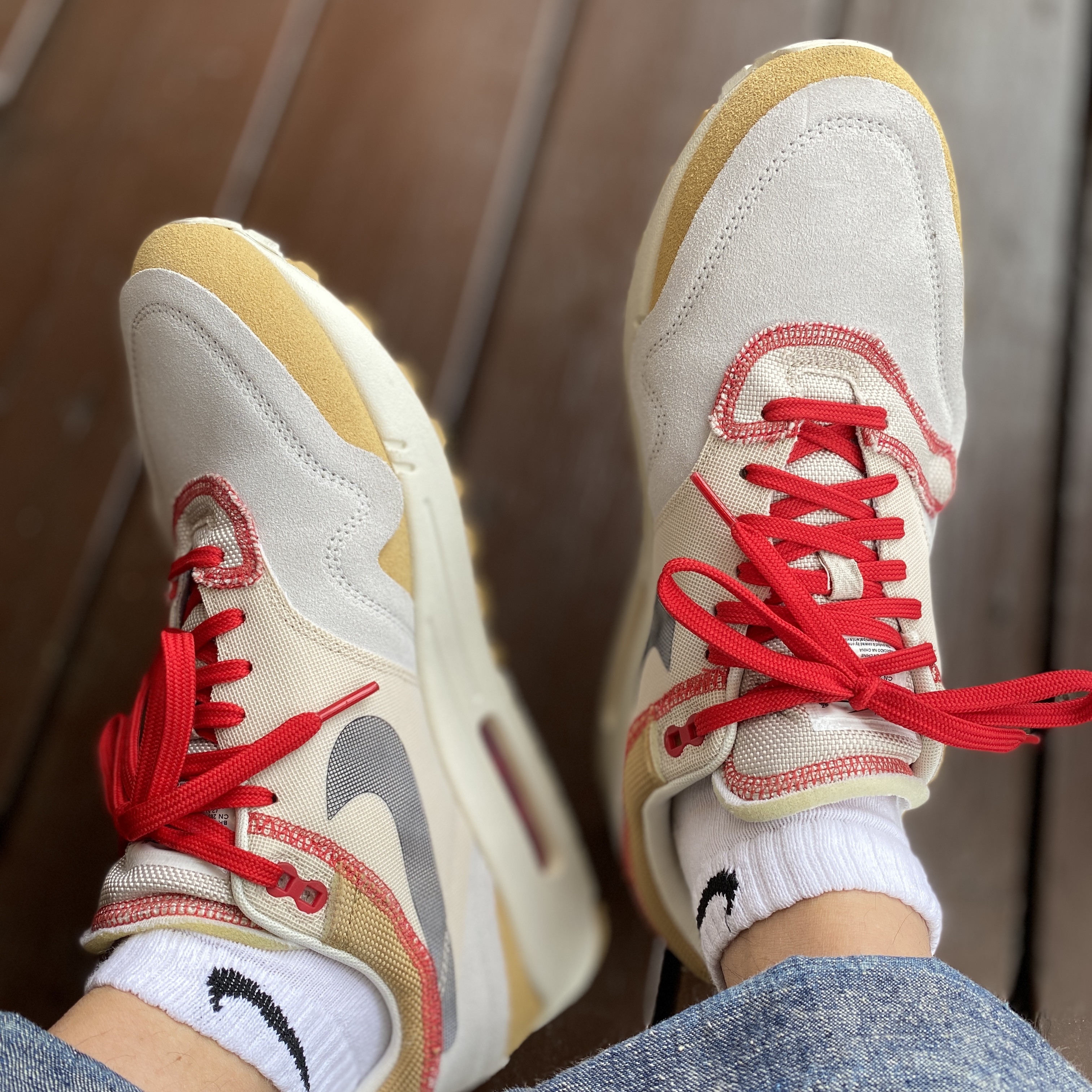 Nike Air Max 1 Inside Out Club Gold Black 착용 스타일 - 1