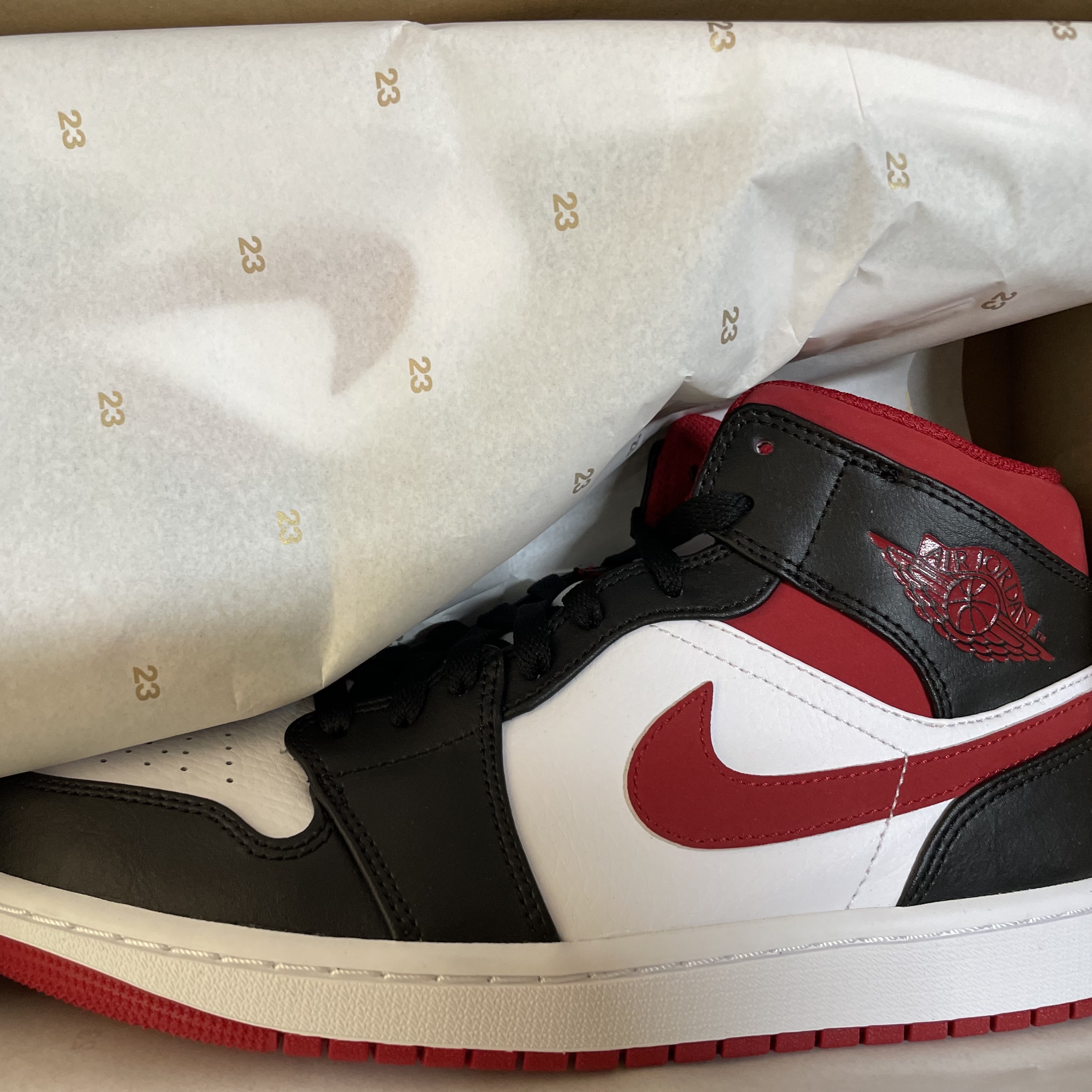 Jordan 1 Mid Gym Red Black White 착용 스타일