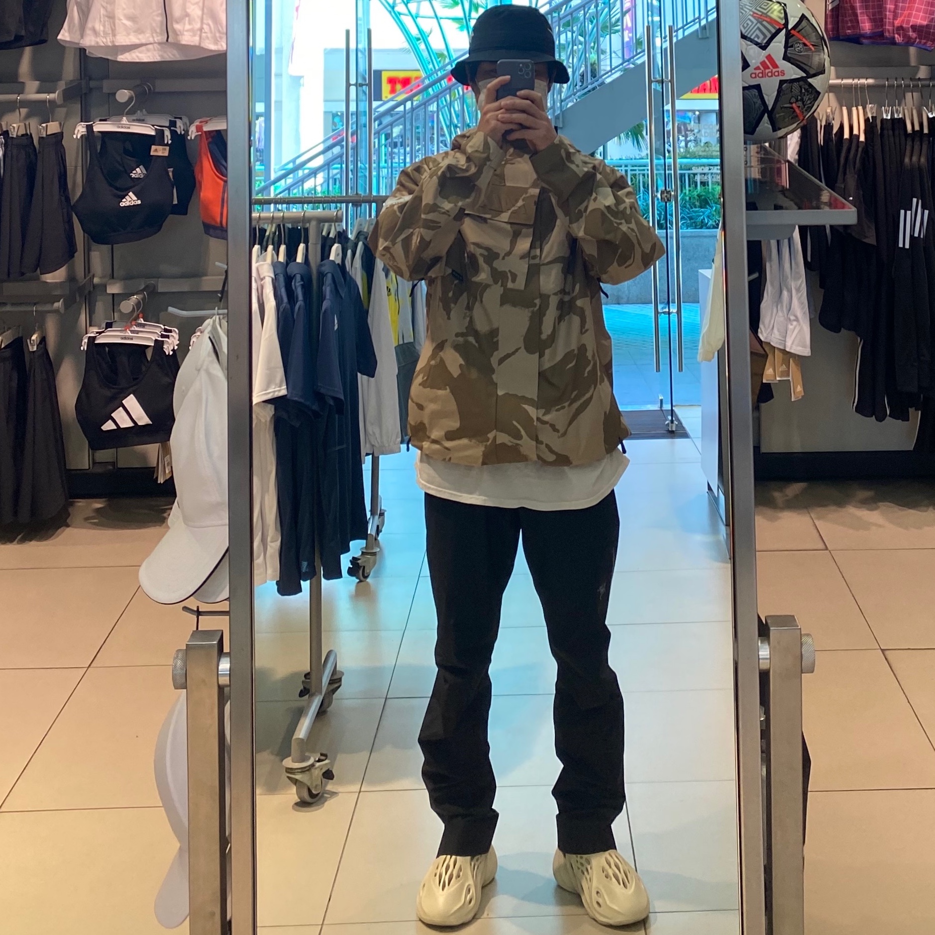 Palace Gore-Tex P Cap Jacket Desert DPM - 21SS, Adidas Yeezy Foam RNNR Sand 착용 스타일