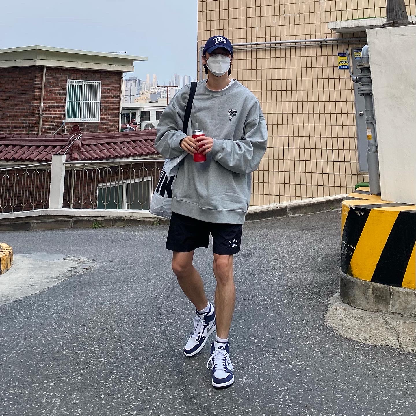 Jordan 1 Retro High OG CO.JP Midnight Navy, IAB Studio Woven Shorts Black 착용 스타일 - 2