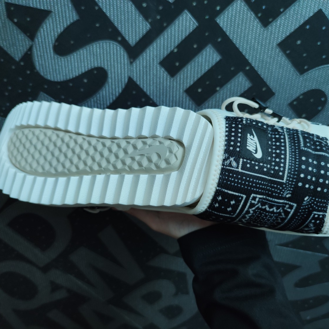 Nike Asuna Slide Pale Ivory Rattan 착용 스타일 - 3