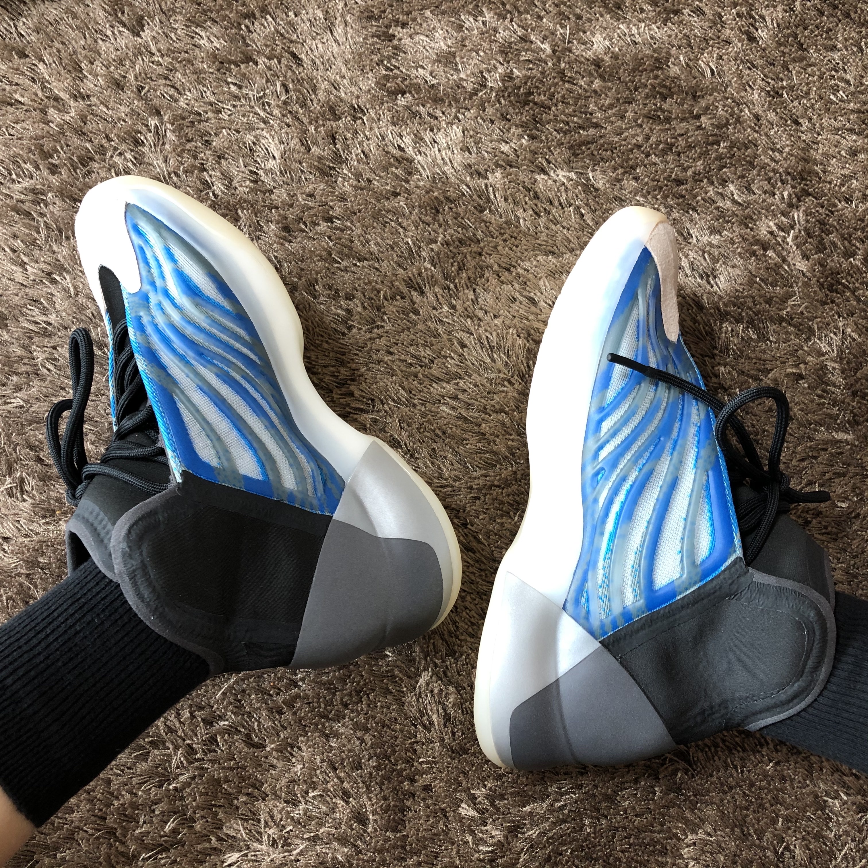 Adidas Yeezy QNTM Frozen Blue 착용 스타일 - 1
