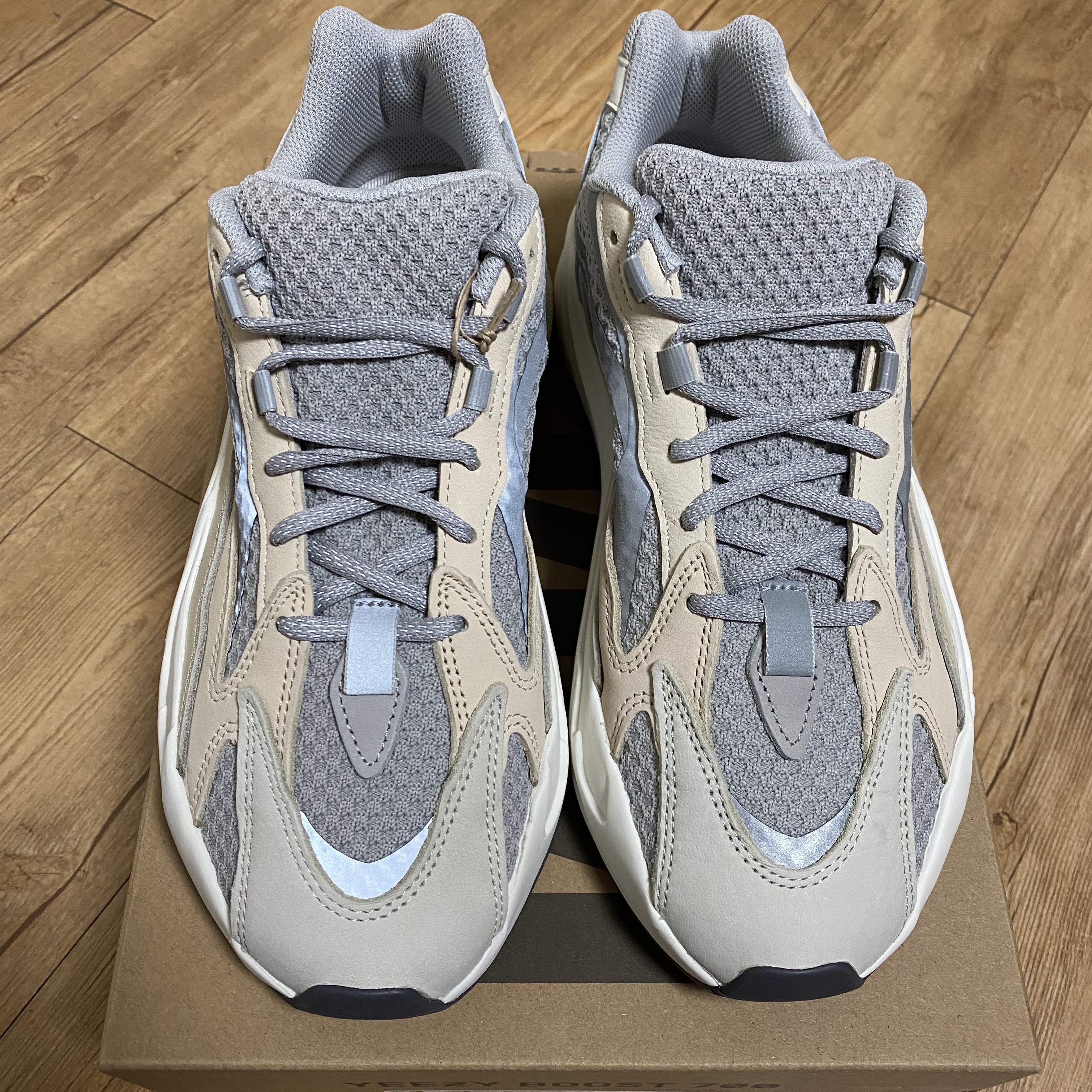 Adidas Yeezy Boost 700 V2 Cream 착용 스타일 - 2