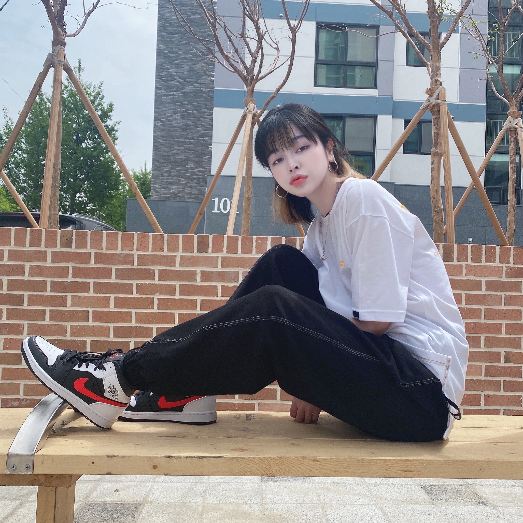 Jordan 1 Mid Black Chile Red 착용 스타일