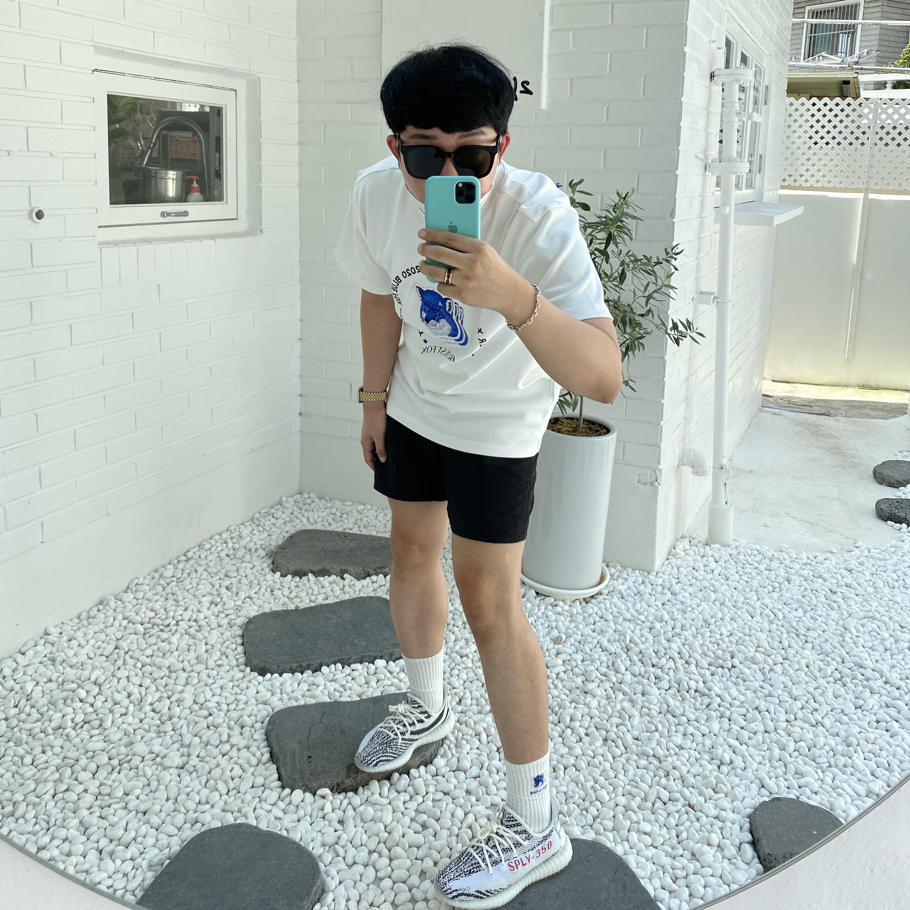 Adidas Yeezy Boost 350 V2 Zebra 2017/2019/2020, Maison Kitsune x Ader Error Triple Fox Head Logo T-Shirt Off White 착용 스타일