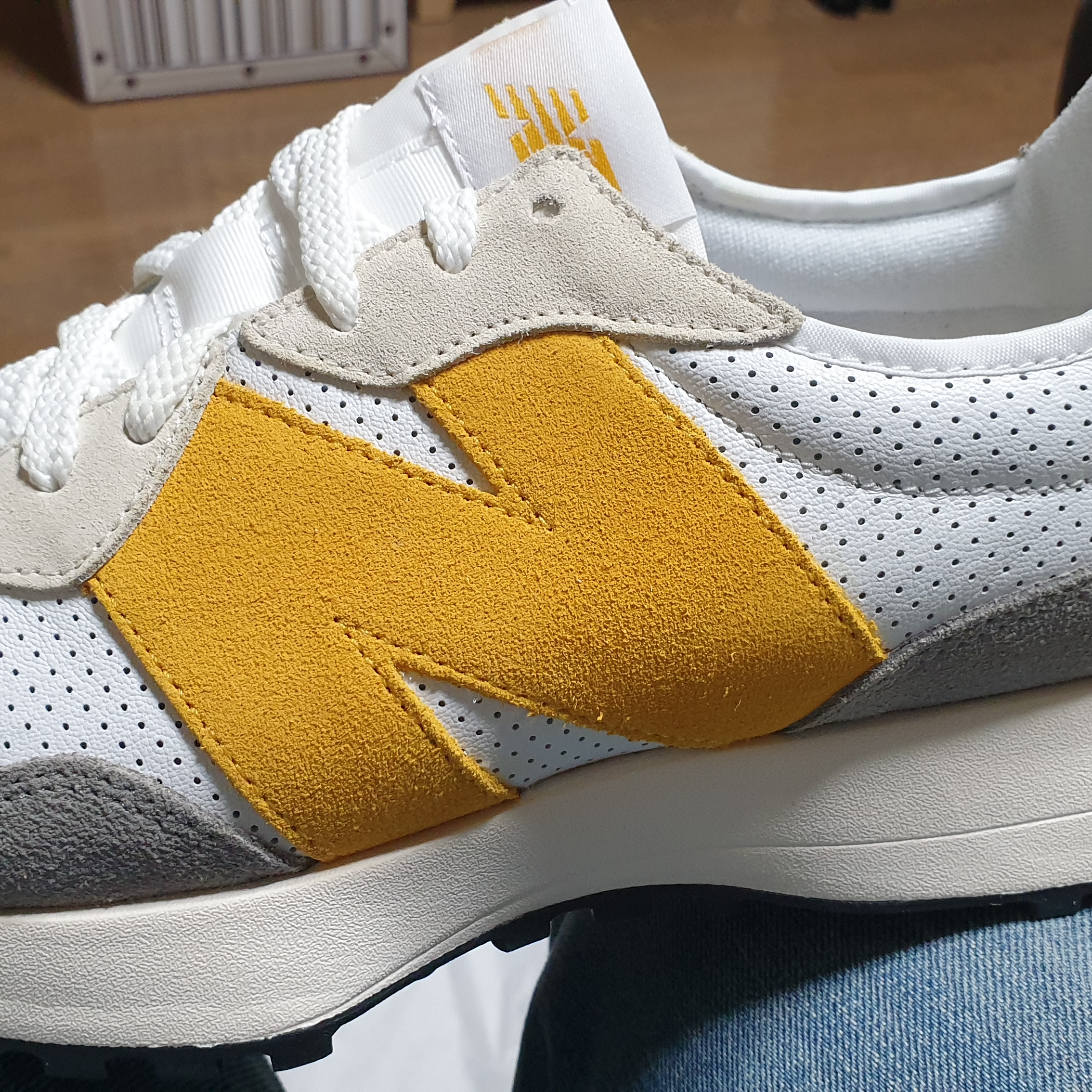 New Balance 327 Grey Yellow - JD Sports Exclusive 착용 스타일