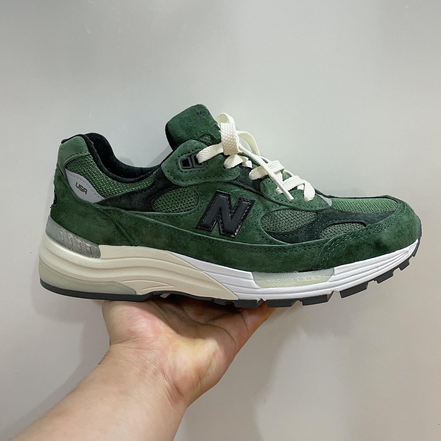New Balance x JJJJound 992 Made in USA Mossy Green 착용 스타일 - 1
