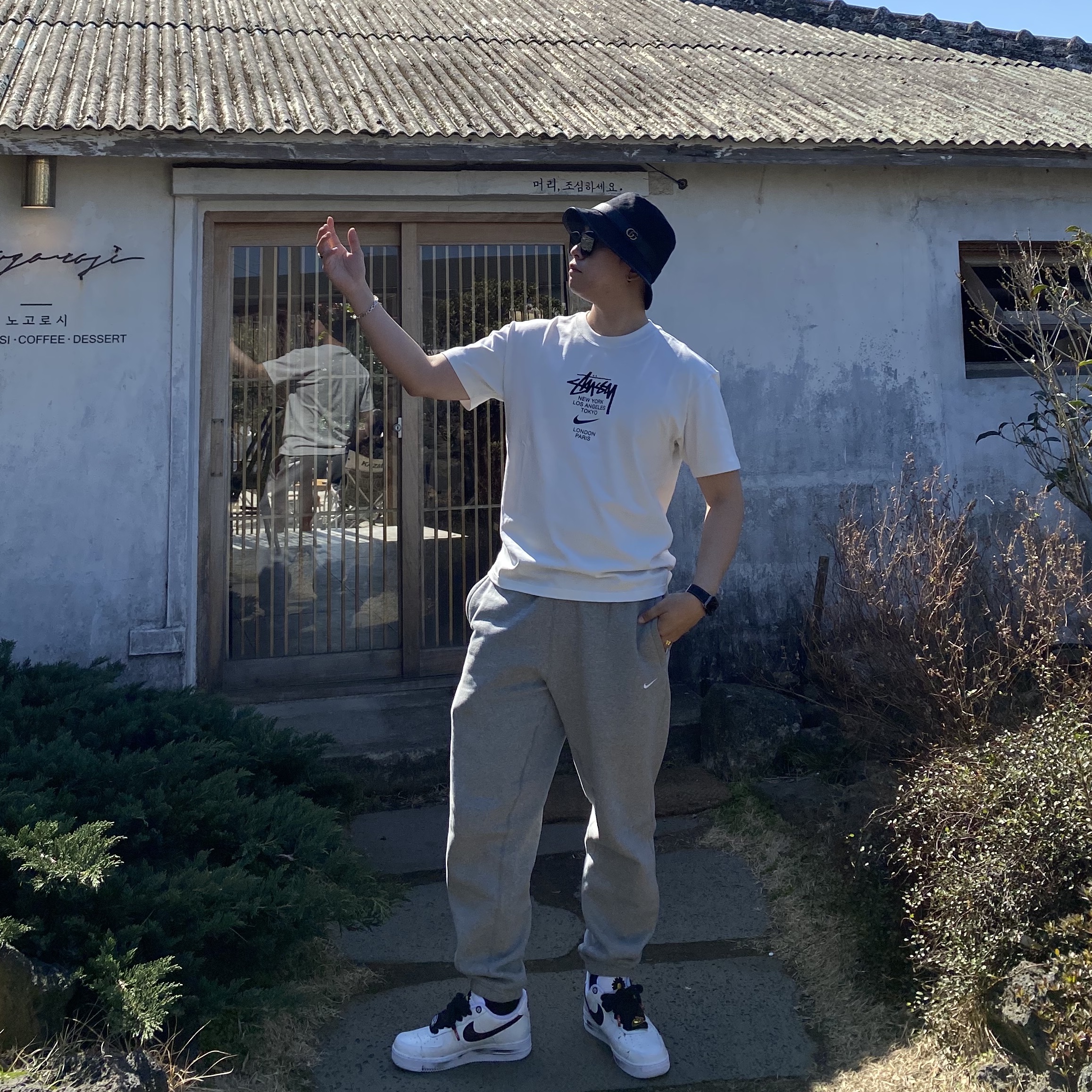 Nike x Stussy WT T-Shirt White - Asia, Nike NRG Solo Swoosh Fleece Pants Dark Grey Heather - Asia 착용 스타일
