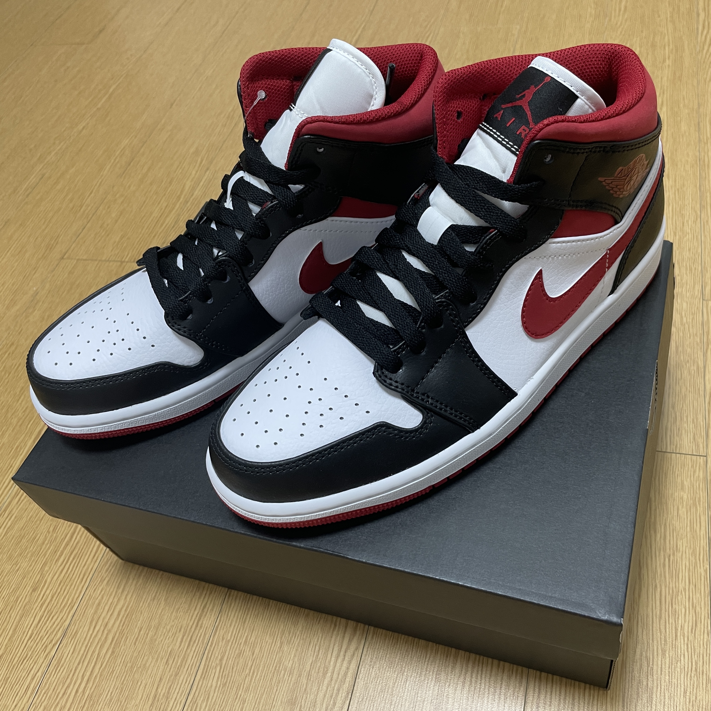 Jordan 1 Mid Gym Red Black White 착용 스타일