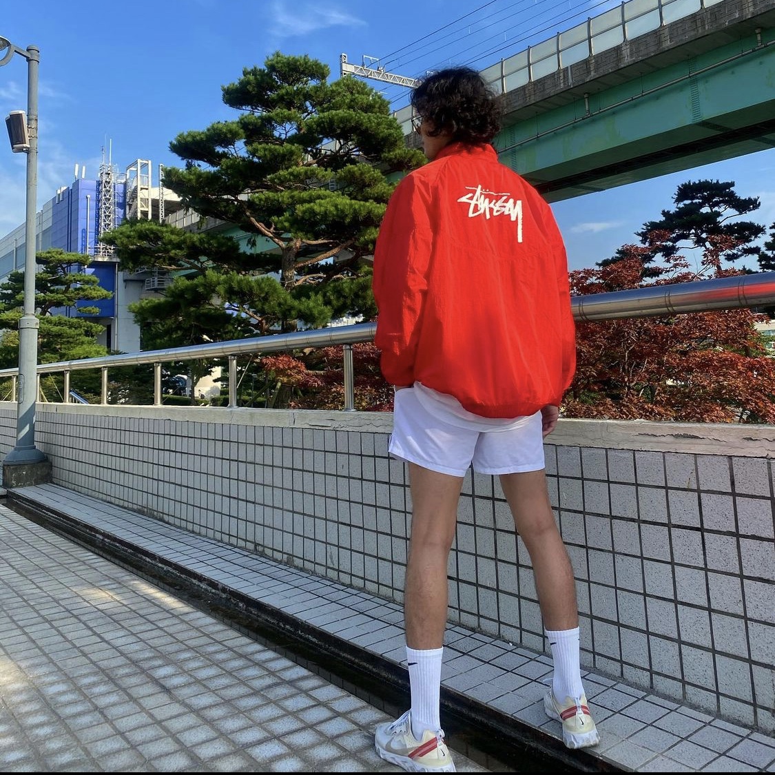 Nike x Stussy Windrunner Jacket Habanero Red, Nike React Element 87 Sail Light Bone 착용 스타일 - 3