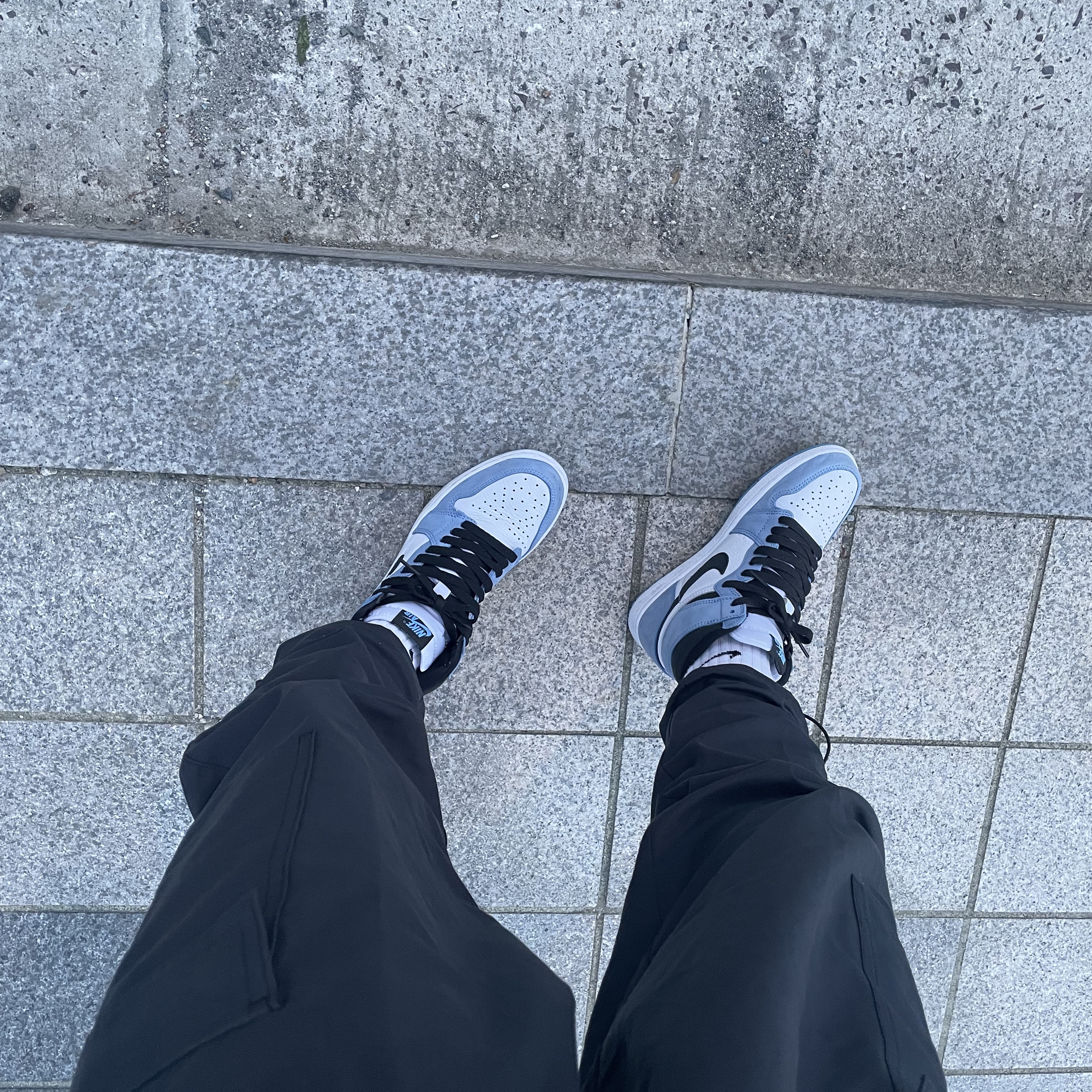 Jordan 1 Retro High OG University Blue 착용 스타일 - 1