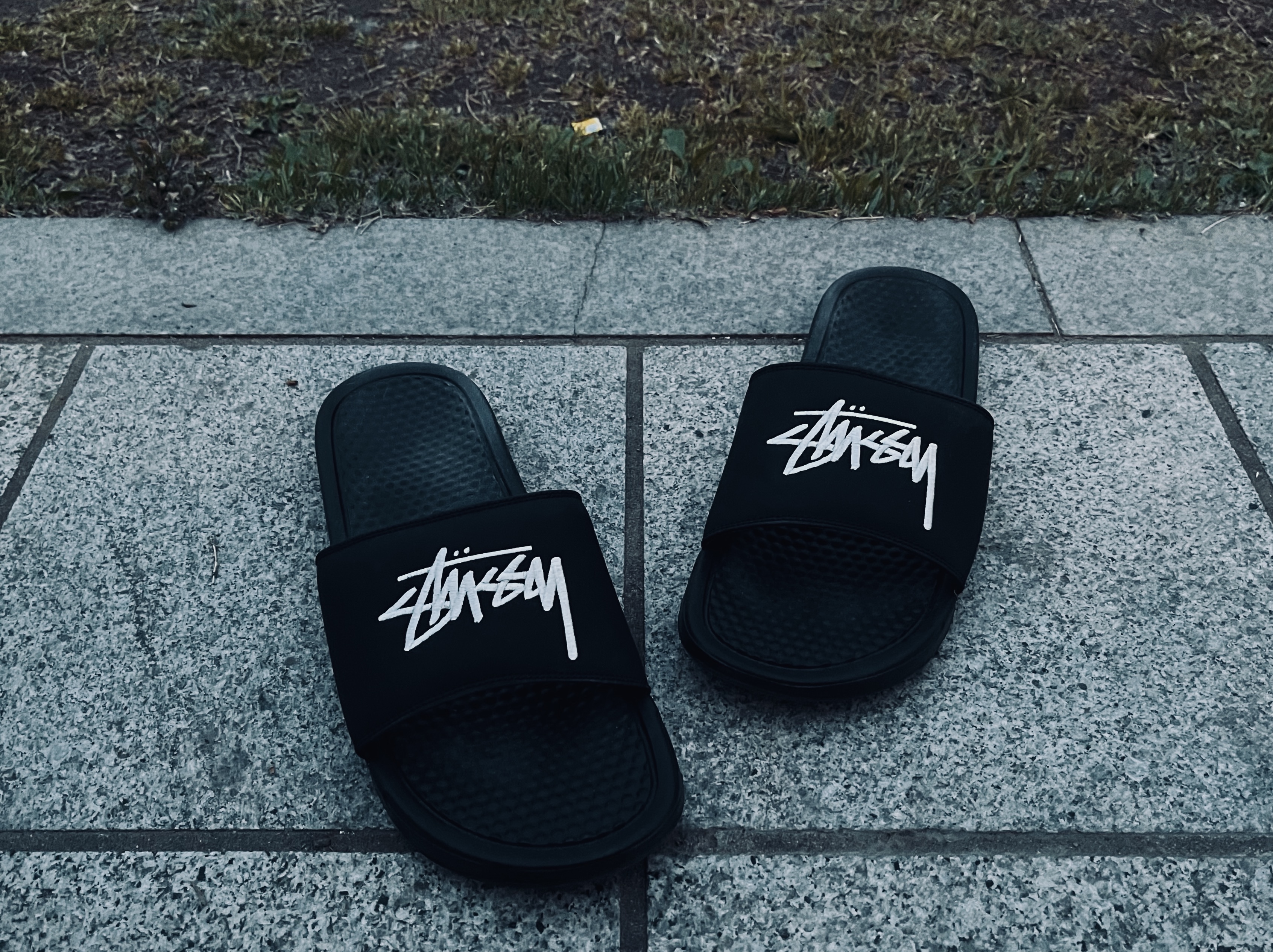 Nike x Stussy Benassi Slide Black 착용 스타일 - 1