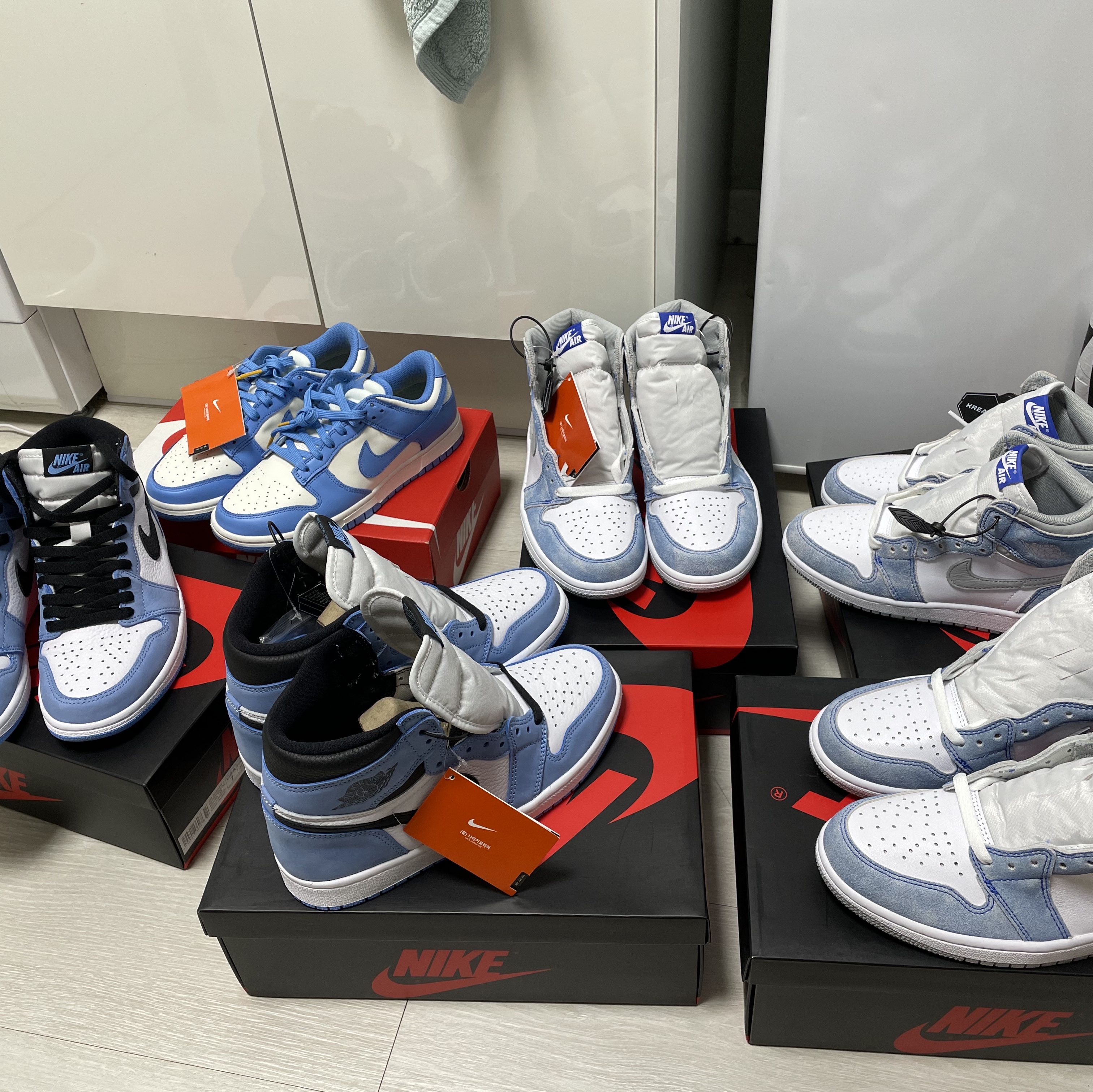 (W) Nike Dunk Low Coast, Jordan 1 Retro High OG Hyper Royal 착용 스타일