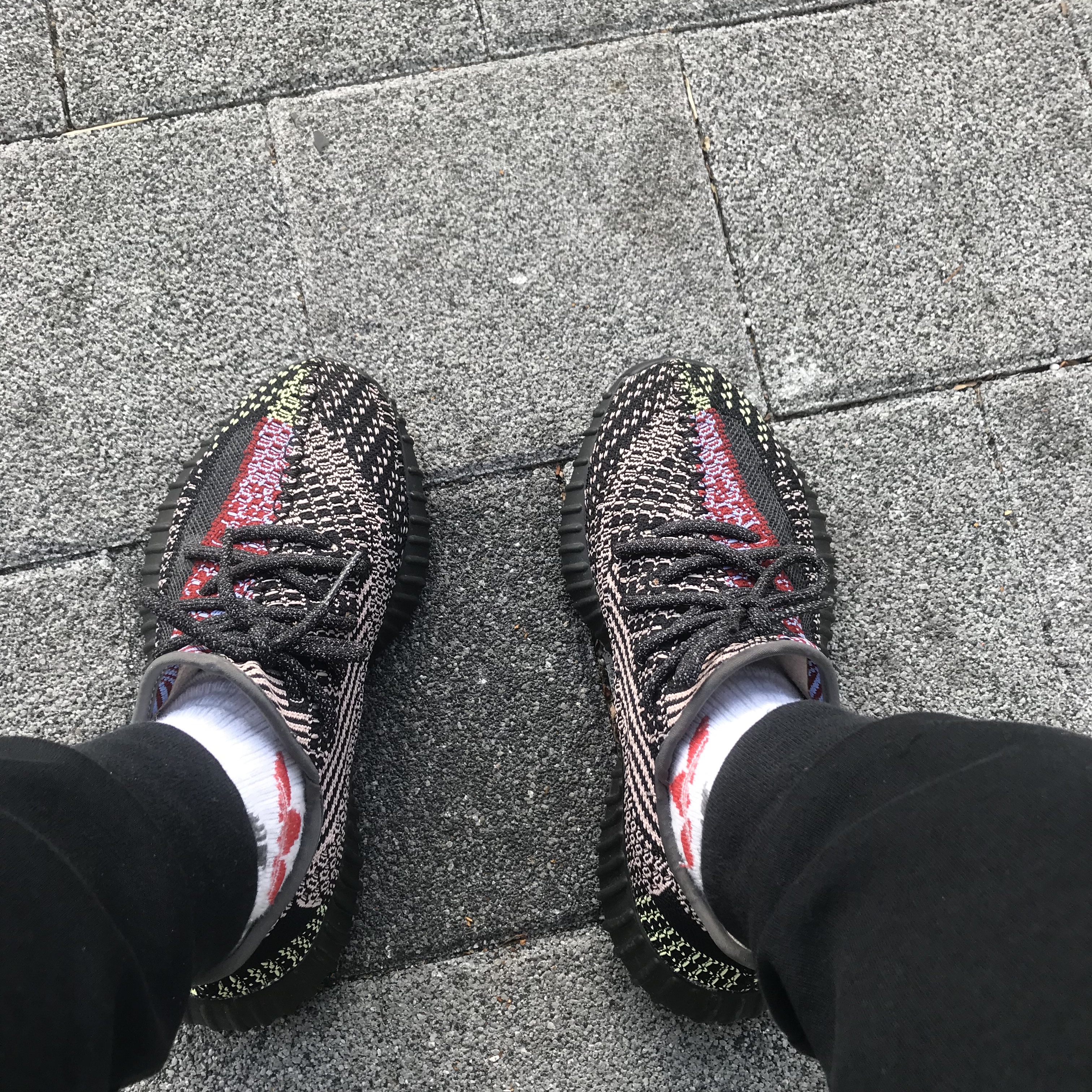 Adidas Yeezy Boost 350 V2 Yecheil - Non-Reflective 착용 스타일