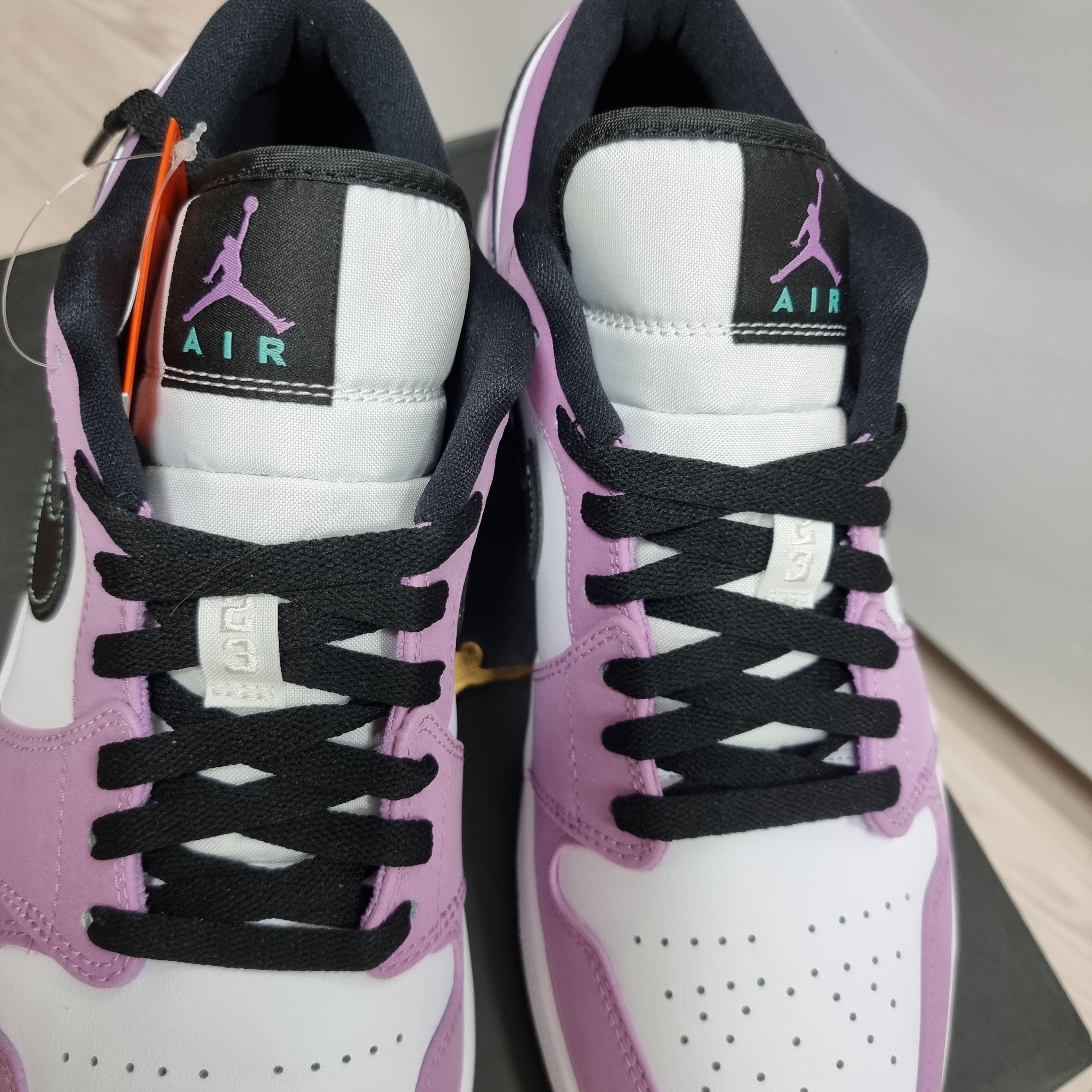 Jordan 1 Low SE Violet Shock 착용 스타일 - 3