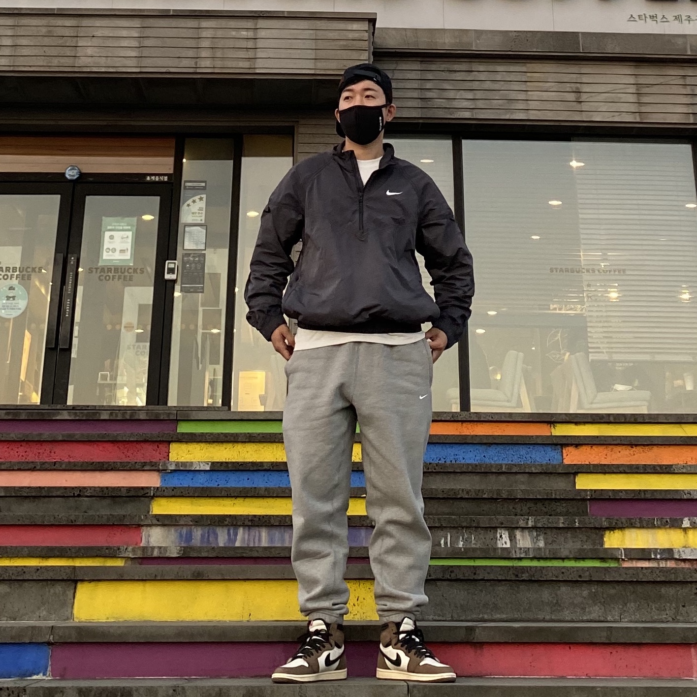 Nike x Stussy Windrunner Jacket Off Noir, Nike x Stussy WT T-Shirt White - Asia 착용 스타일