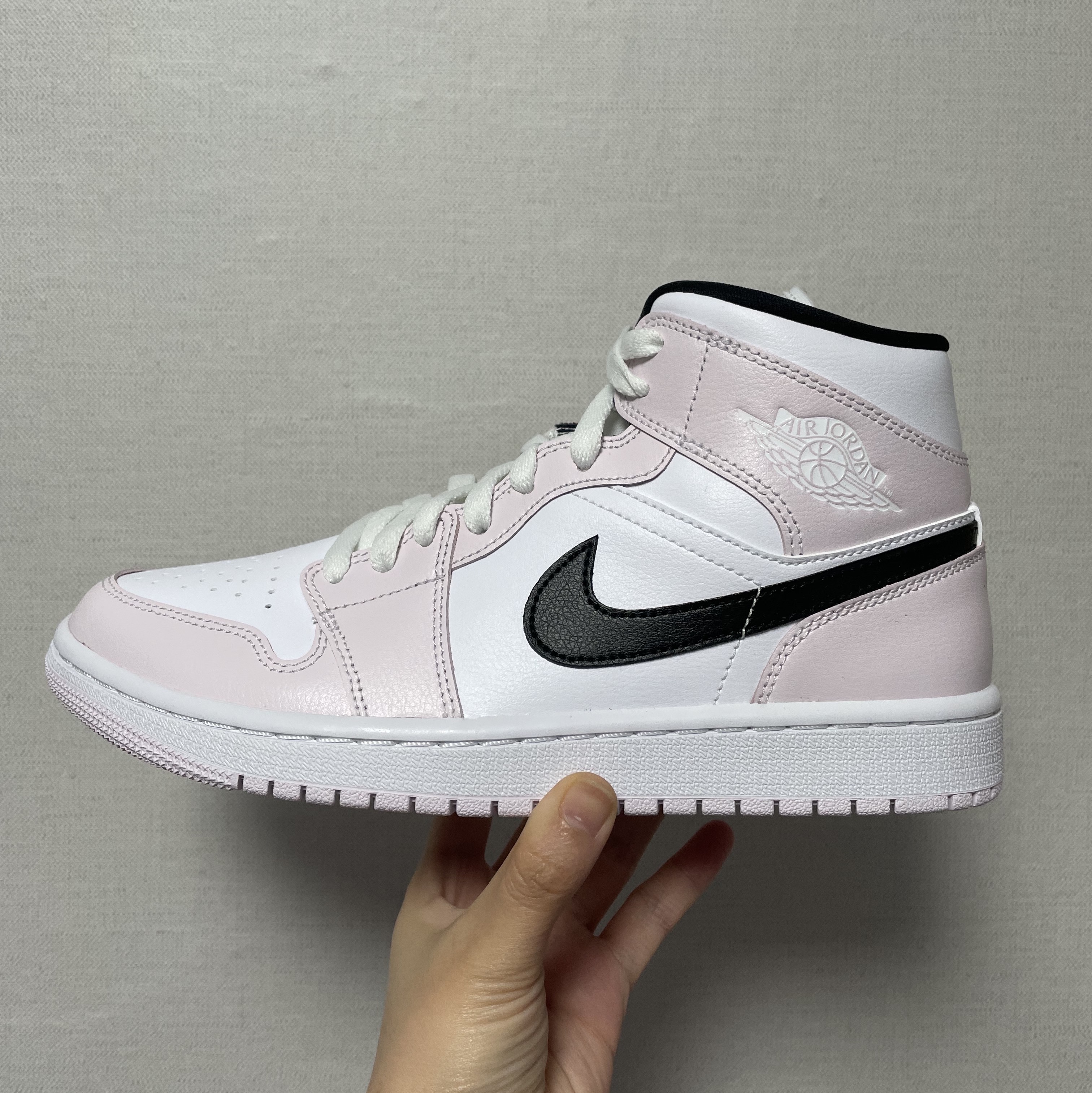 (W) Jordan 1 Mid Barely Rose 착용 스타일