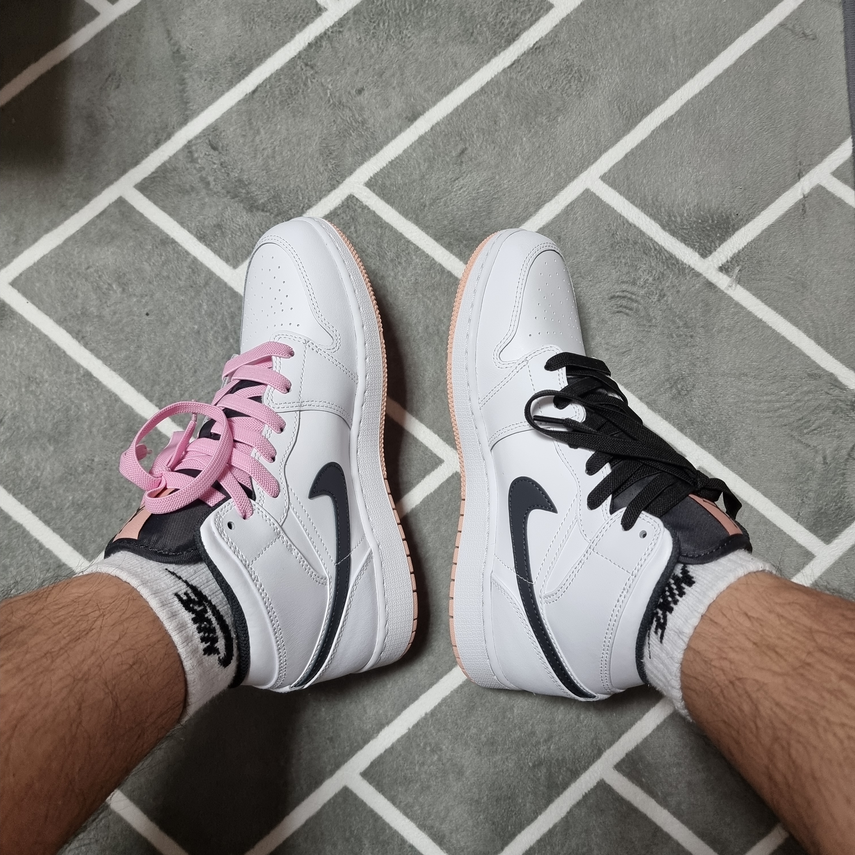 (GS) Jordan 1 Mid White Arctic Orange 착용 스타일 - 3