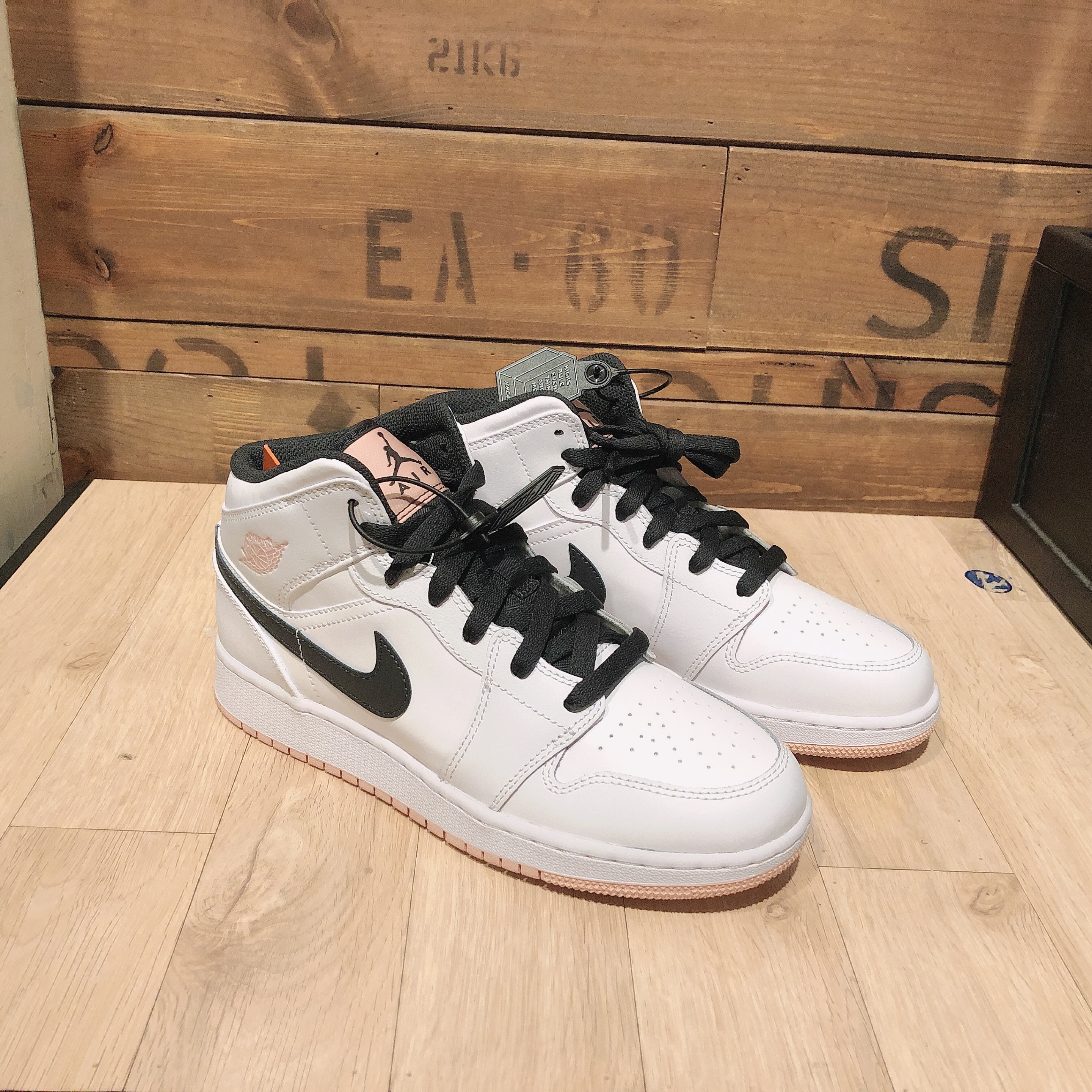 (GS) Jordan 1 Mid White Arctic Orange 착용 스타일 - 2