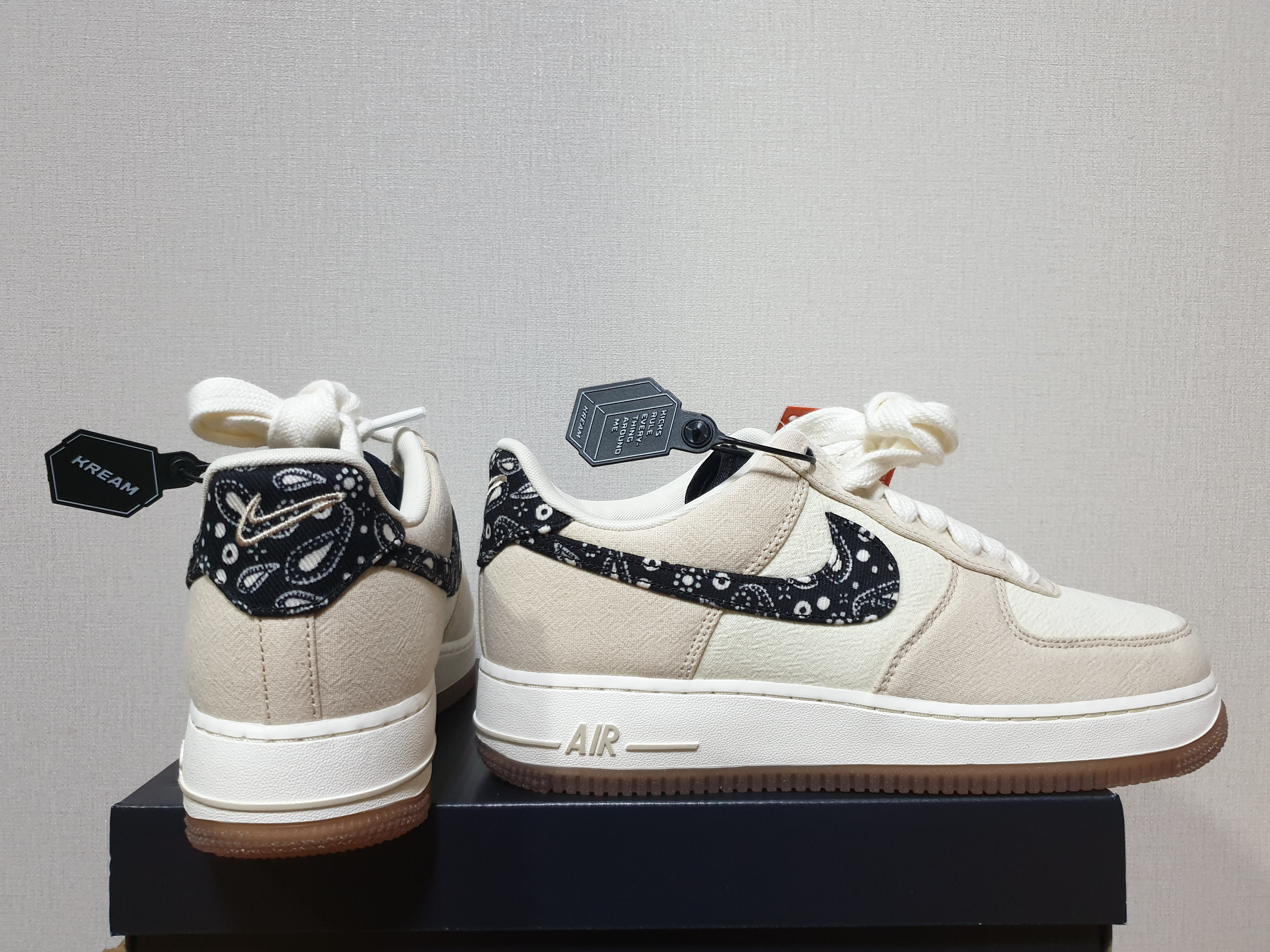 Nike Air Force 1 '07 LV8 Paisley Swoosh 착용 스타일