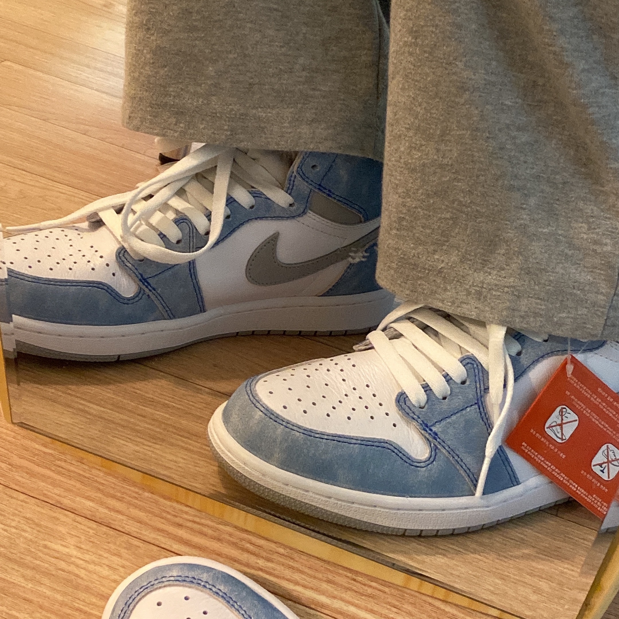 Jordan 1 Retro High OG Hyper Royal 착용 스타일 - 1