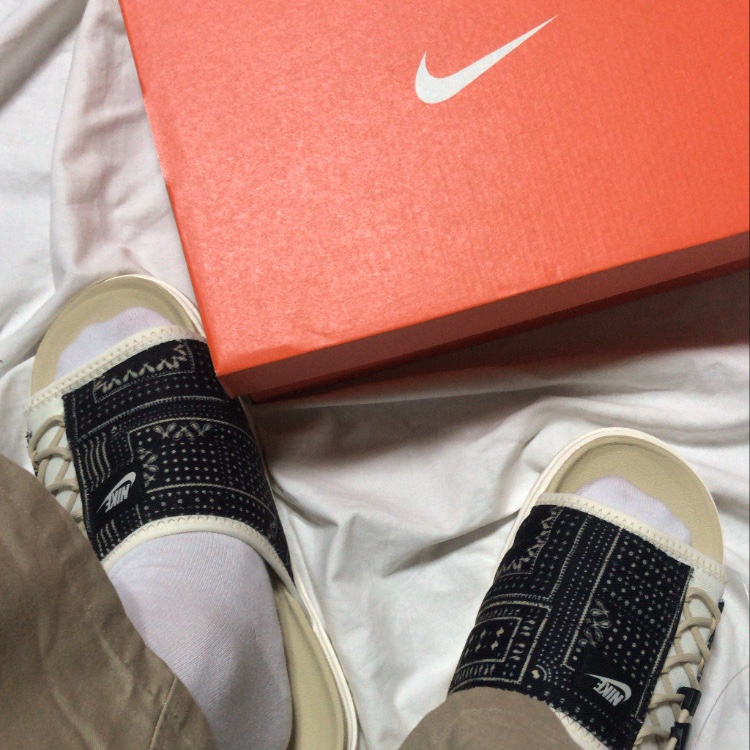 Nike Asuna Slide Pale Ivory Rattan 착용 스타일