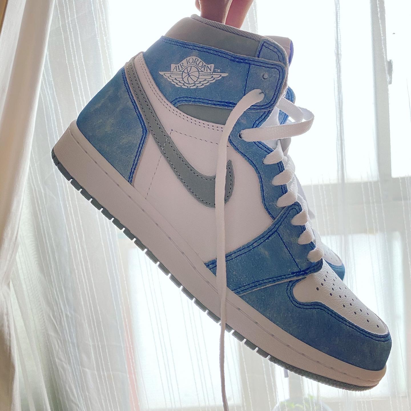 Jordan 1 Retro High OG Hyper Royal 착용 스타일 - 1
