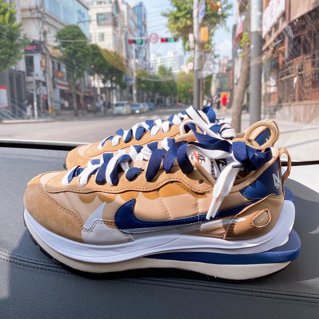 Nike x Sacai VaporWaffle Sesame and Blue Void 착용 스타일