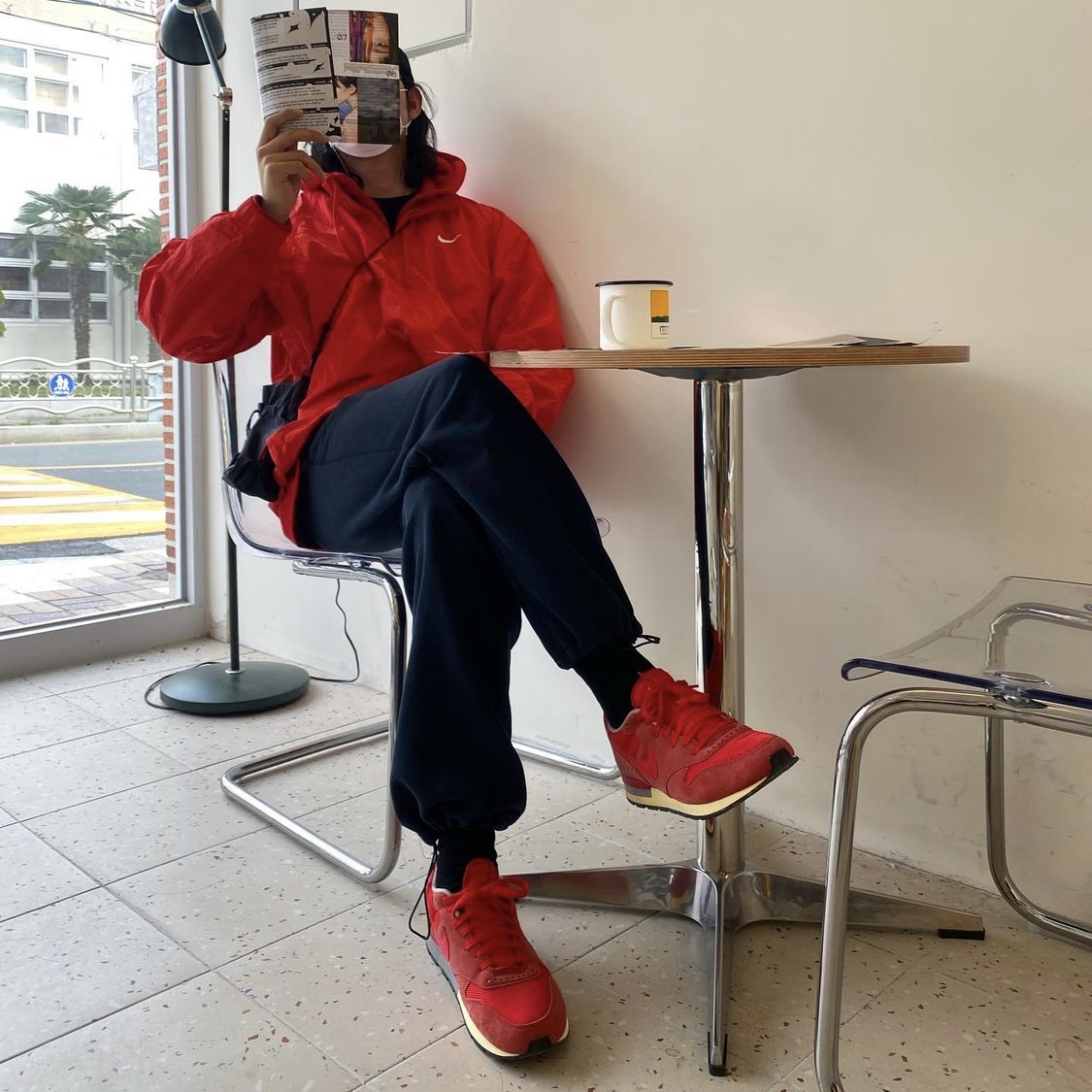 Nike x Stussy Windrunner Jacket Habanero Red, Nike React Element 87 Sail Light Bone 착용 스타일 - 5