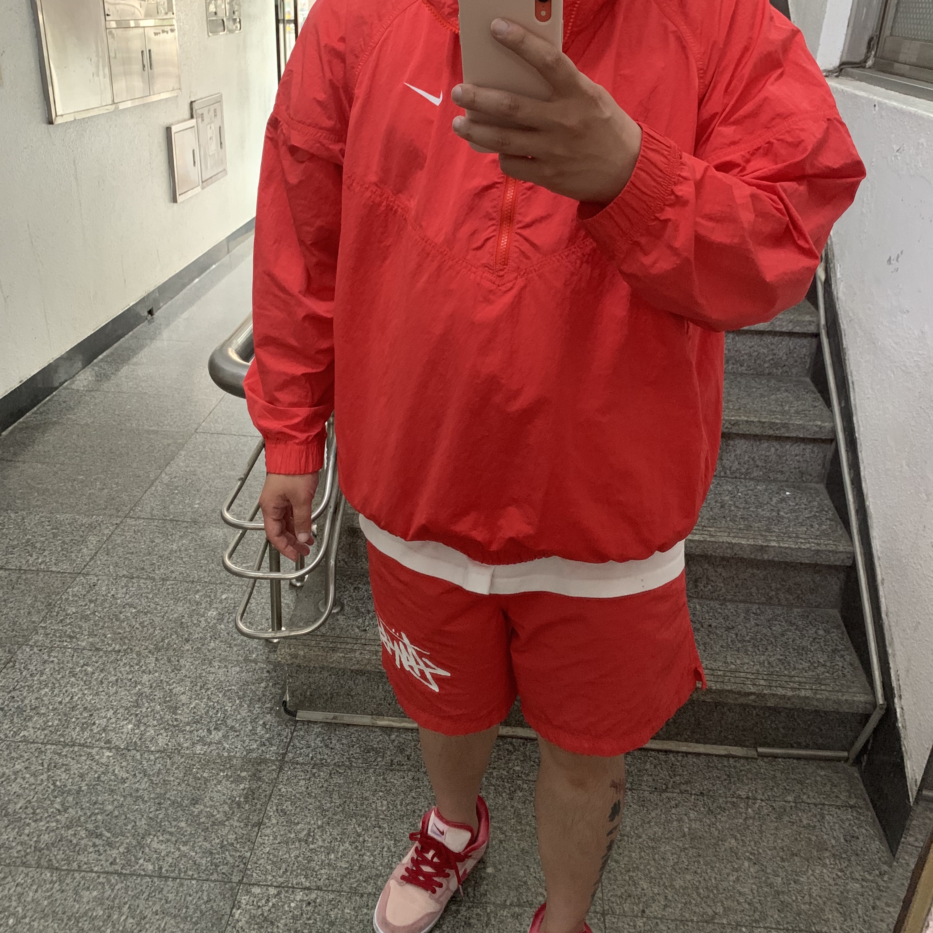 Nike x StrangeLove SB Dunk Low Pink (Regular Box), Nike x Stussy Windrunner Jacket Habanero Red 착용 스타일