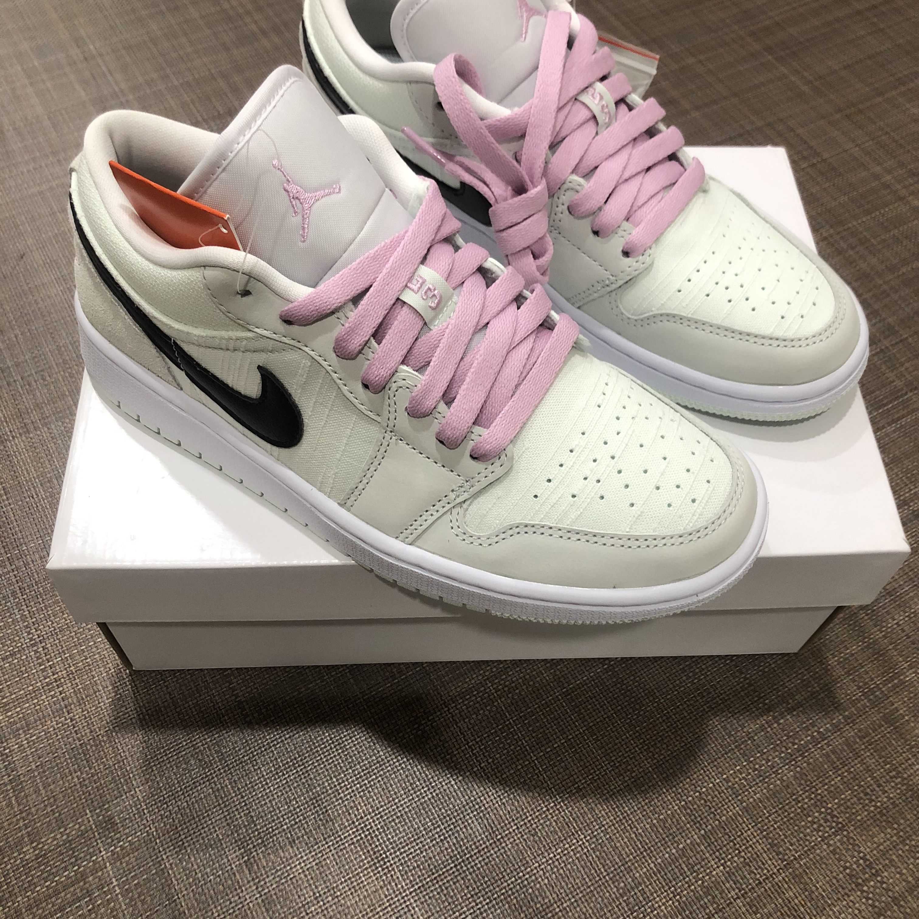 (W) Jordan 1 Low SE Barely Green 착용 스타일 - 1